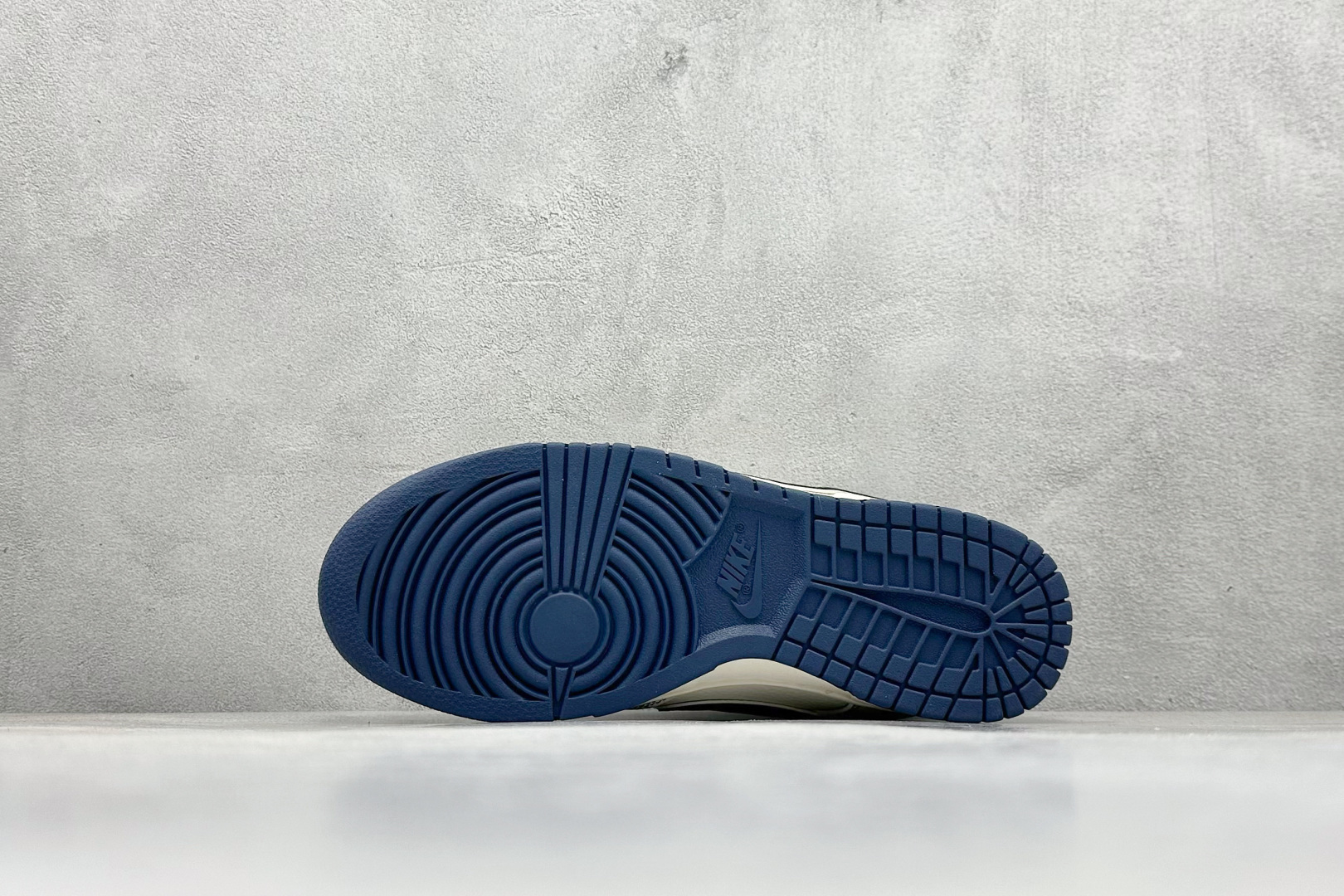 图片[4]-BF Supreme x Nk SB Dunk Low 联名深蓝配色 低帮休闲运动滑板板鞋 #3M反光 大厂纯原品质出货 纯正版型 定制鞋盒 皮料切割干净无任何毛边 细节完美 超高清洁度 货号：RM2308-238 尺码：36 36.5 37.5 38 38.5 39 40 40.5 41 42 42.5 43 44 44.5 45-选品中心