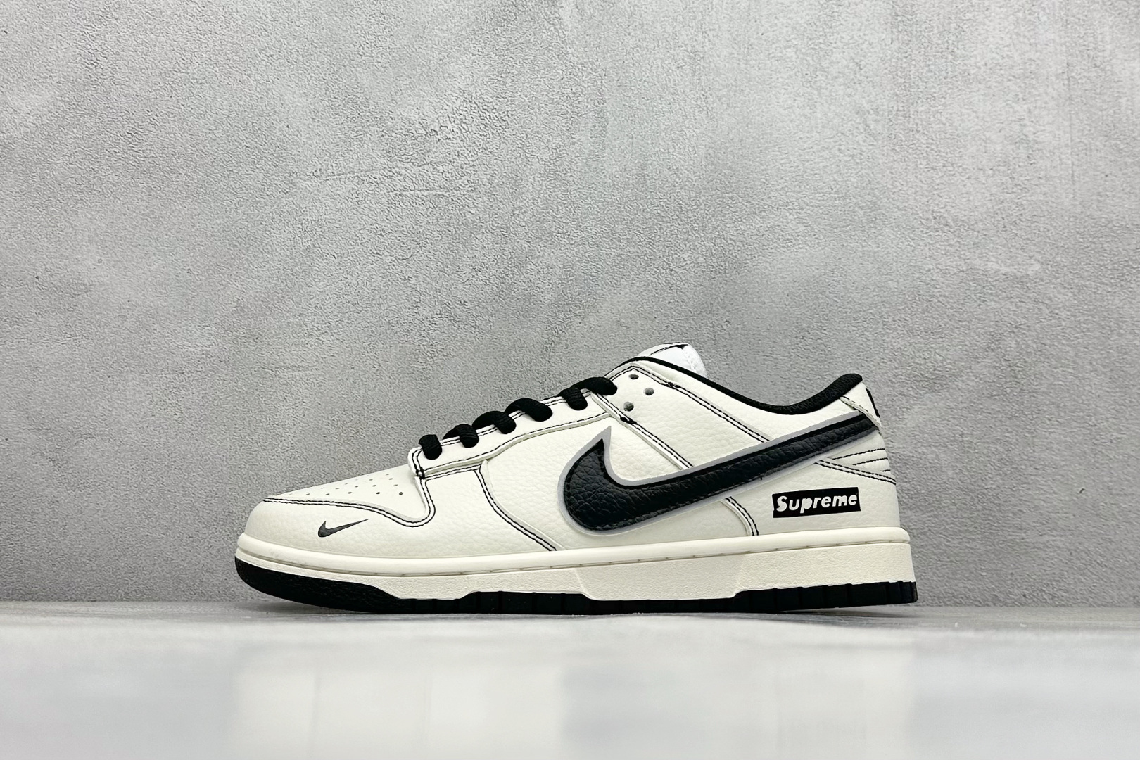 BF Supreme x Nk SB Dunk Low 联名深黑配色 低帮休闲运动滑板板鞋 #3M反光 大厂纯原品质出货 纯正版型 定制鞋盒 皮料切割干净无任何毛边 细节完美 超高清洁度 货号：LF0039-004 尺码：36 36.5 37.5 38 38.5 39 40 40.5 41 42 42.5 43 44 44.5 45-选品中心