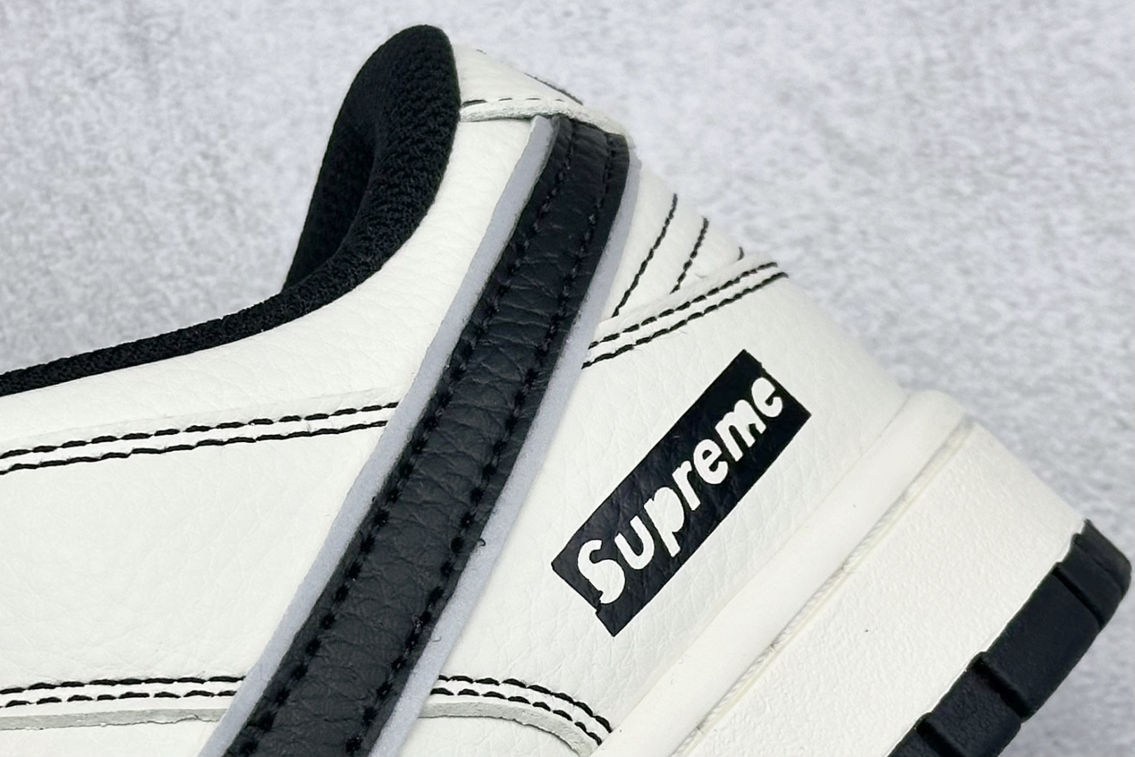 图片[9]-BF Supreme x Nk SB Dunk Low 联名深黑配色 低帮休闲运动滑板板鞋 #3M反光 大厂纯原品质出货 纯正版型 定制鞋盒 皮料切割干净无任何毛边 细节完美 超高清洁度 货号：LF0039-004 尺码：36 36.5 37.5 38 38.5 39 40 40.5 41 42 42.5 43 44 44.5 45-选品中心