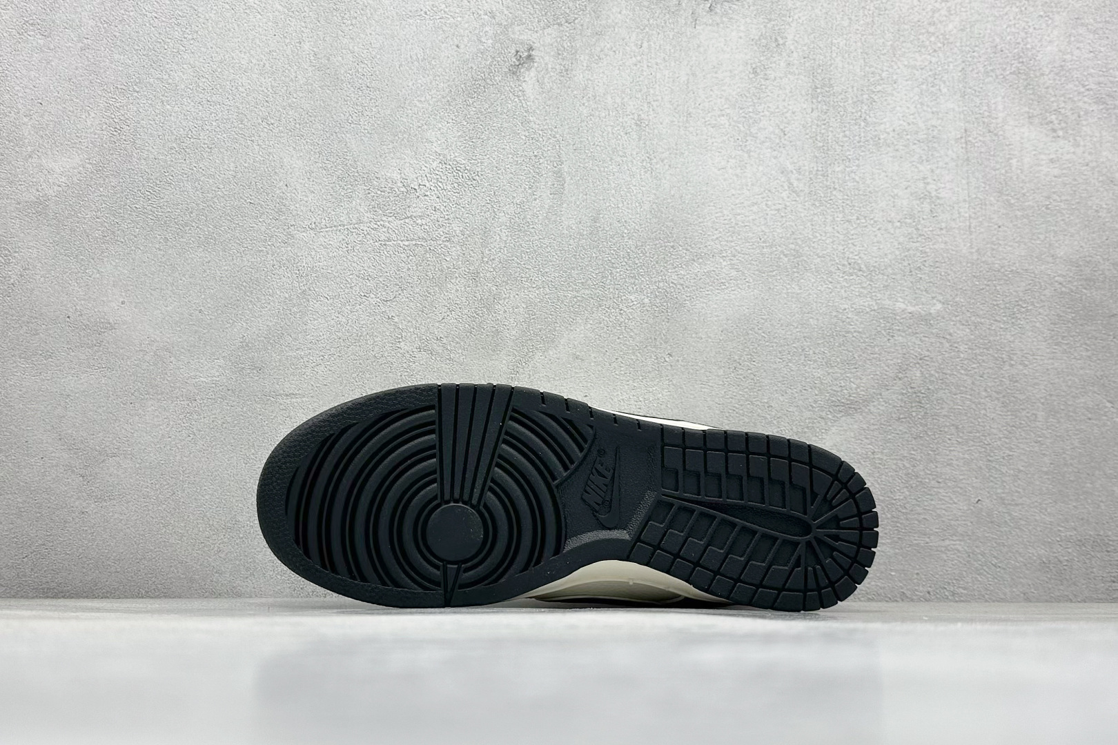 图片[4]-BF Supreme x Nk SB Dunk Low 联名深黑配色 低帮休闲运动滑板板鞋 #3M反光 大厂纯原品质出货 纯正版型 定制鞋盒 皮料切割干净无任何毛边 细节完美 超高清洁度 货号：LF0039-004 尺码：36 36.5 37.5 38 38.5 39 40 40.5 41 42 42.5 43 44 44.5 45-选品中心