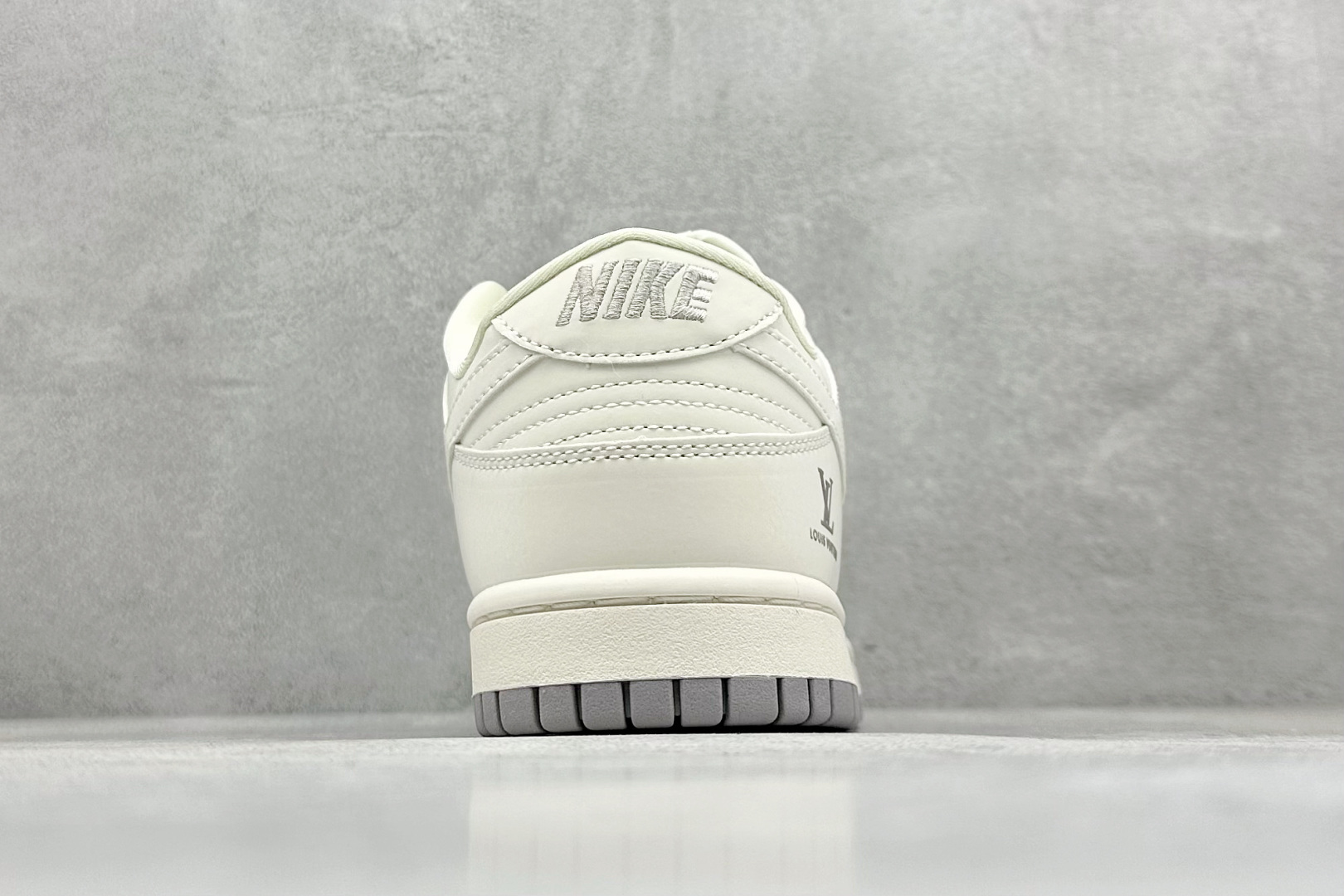 图片[6]-BF Nike SB Dunk Low LV联名 纯原大厂出品 极力推荐 原装头层材料 独家版型蒸餾加工 帶來的是更好的视觉和脚感体验 大厂纯原品质出货 清洁度 电绣工艺 皮料切割干净无任何毛边 细节完美 货号： NK5639-326 尺码：36 36.5 37.5 38 38.5 39 40 40.5 41 42 42.5 43 44 44.5 45-选品中心