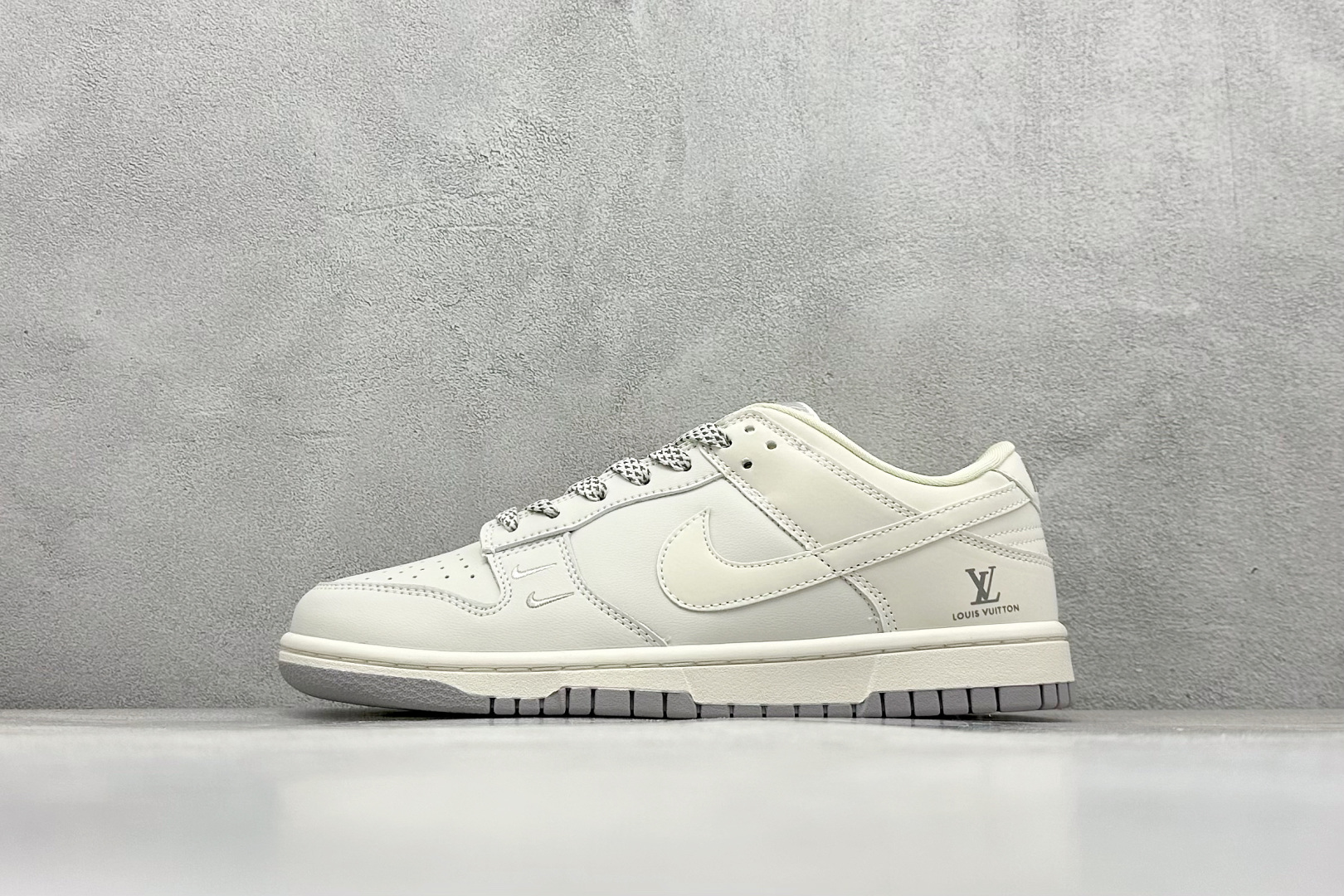 BF Nike SB Dunk Low LV联名 纯原大厂出品 极力推荐 原装头层材料 独家版型蒸餾加工 帶來的是更好的视觉和脚感体验 大厂纯原品质出货 清洁度 电绣工艺 皮料切割干净无任何毛边 细节完美 货号： NK5639-326 尺码：36 36.5 37.5 38 38.5 39 40 40.5 41 42 42.5 43 44 44.5 45-选品中心