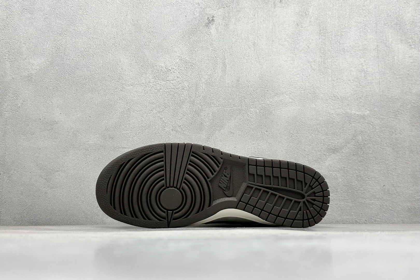 图片[4]-BF Nike SB Dunk Low LV联名 纯原大厂出品 极力推荐 原装头层材料 独家版型蒸餾加工 帶來的是更好的视觉和脚感体验 大厂纯原品质出货 清洁度 电绣工艺 皮料切割干净无任何毛边 细节完美 货号： LF0039-005 尺码：36 36.5 37.5 38 38.5 39 40 40.5 41 42 42.5 43 44 44.5 45-选品中心