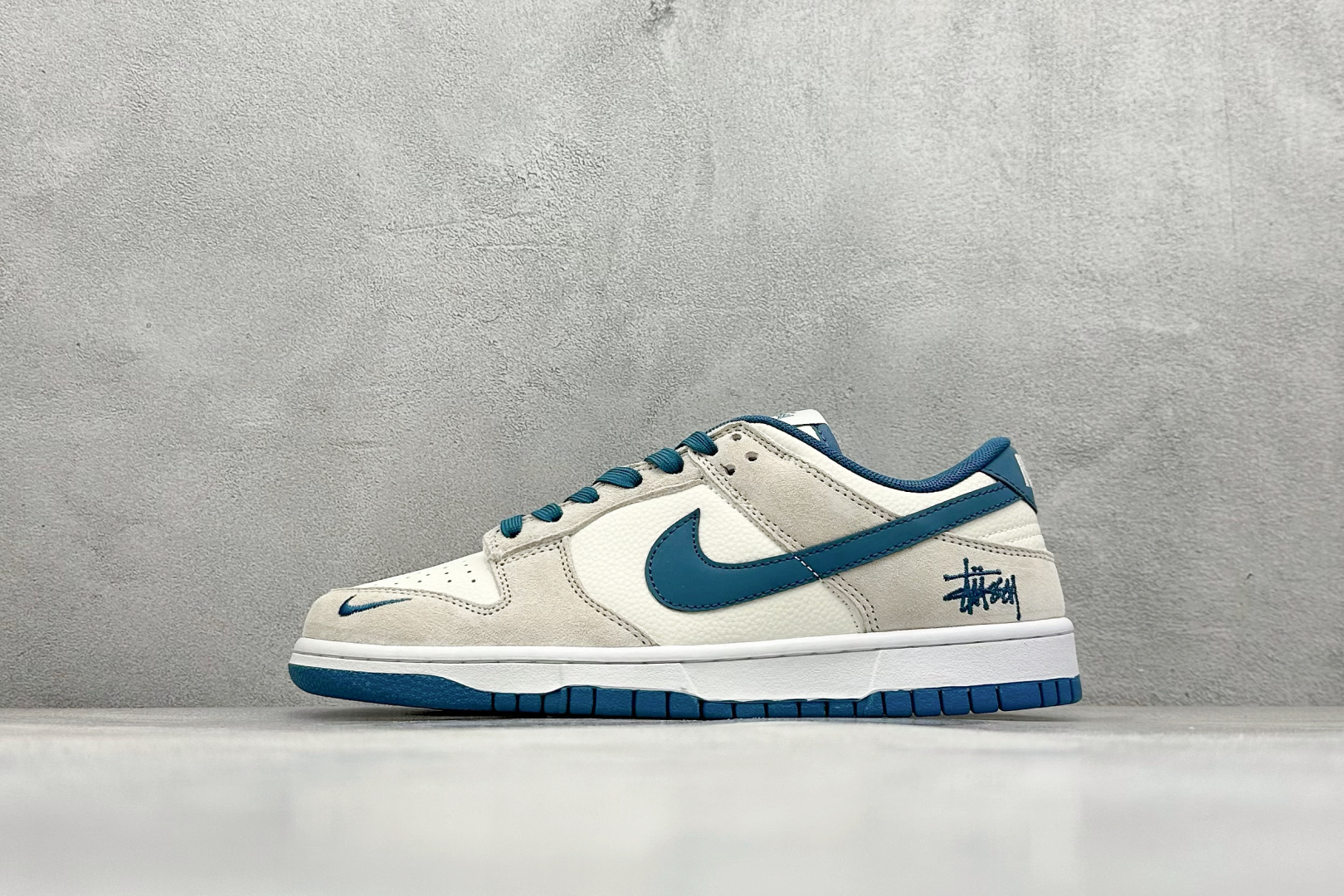 BF Nike SB Dunk Low 斯图西联名 纯原大厂出品 极力推荐 原装头层材料 独家版型蒸餾加工 帶來的是更好的视觉和脚感体验 大厂纯原品质出货 清洁度 电绣工艺 皮料切割干净无任何毛边 细节完美 货号： DQ1098-341 尺码：36 36.5 37.5 38 38.5 39 40 40.5 41 42 42.5 43 44 44.5 45-选品中心