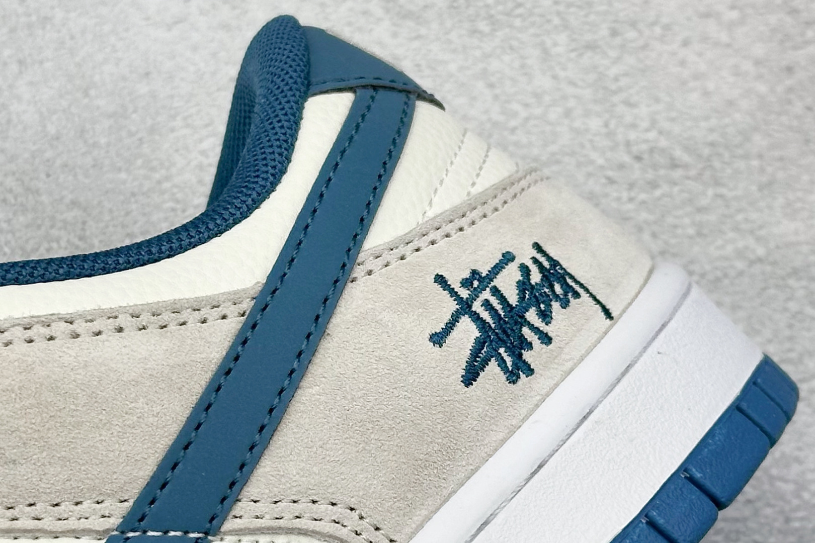 图片[9]-BF Nike SB Dunk Low 斯图西联名 纯原大厂出品 极力推荐 原装头层材料 独家版型蒸餾加工 帶來的是更好的视觉和脚感体验 大厂纯原品质出货 清洁度 电绣工艺 皮料切割干净无任何毛边 细节完美 货号： DQ1098-341 尺码：36 36.5 37.5 38 38.5 39 40 40.5 41 42 42.5 43 44 44.5 45-选品中心