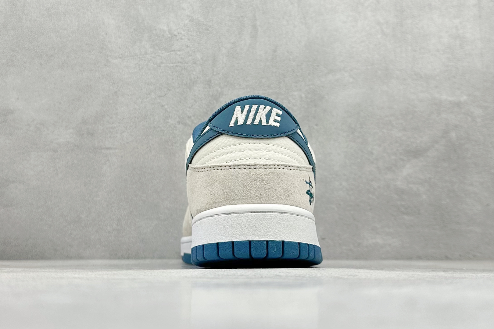 图片[6]-BF Nike SB Dunk Low 斯图西联名 纯原大厂出品 极力推荐 原装头层材料 独家版型蒸餾加工 帶來的是更好的视觉和脚感体验 大厂纯原品质出货 清洁度 电绣工艺 皮料切割干净无任何毛边 细节完美 货号： DQ1098-341 尺码：36 36.5 37.5 38 38.5 39 40 40.5 41 42 42.5 43 44 44.5 45-选品中心