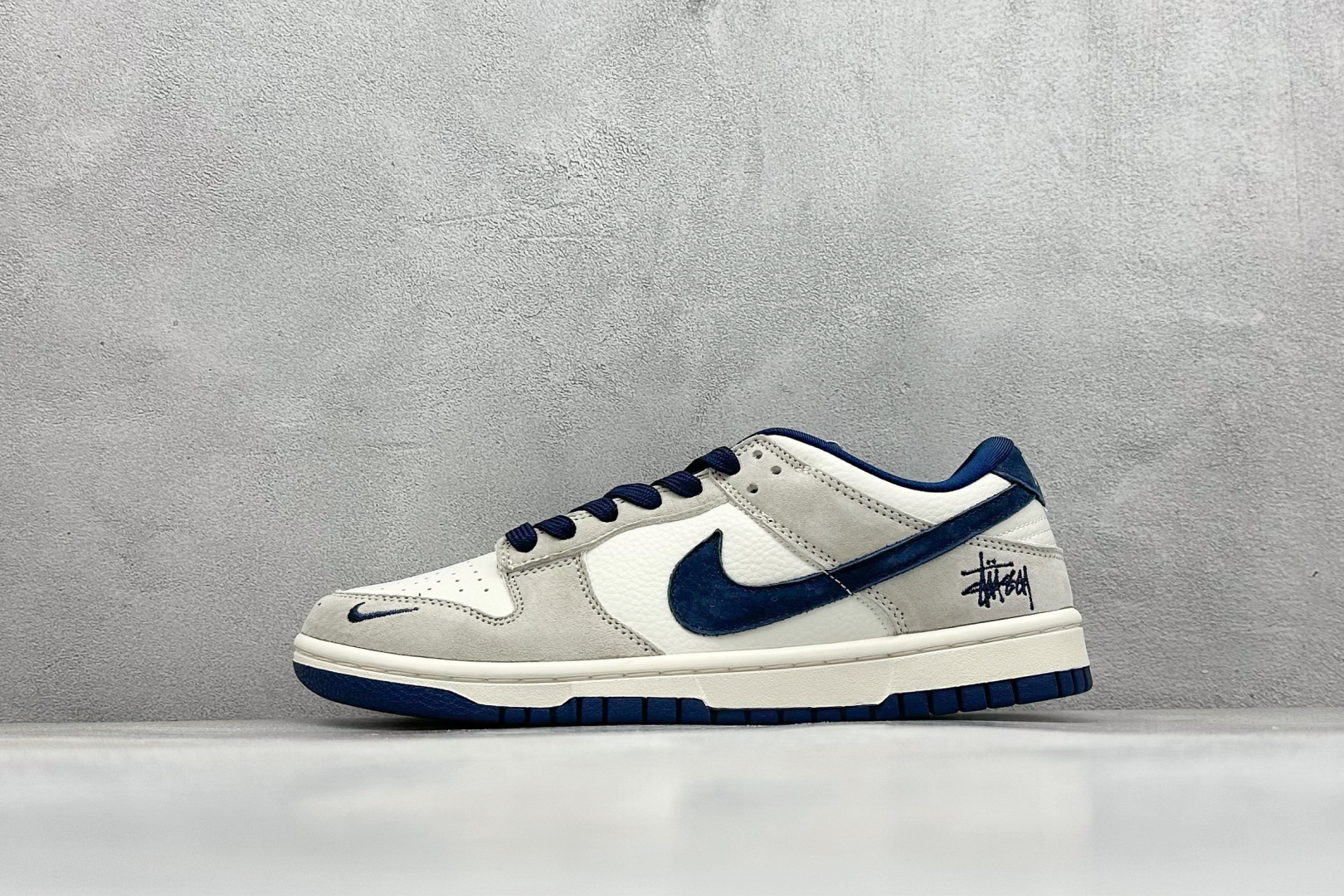 BF Nike SB Dunk Low 斯图西联名 纯原大厂出品 极力推荐 原装头层材料 独家版型蒸餾加工 帶來的是更好的视觉和脚感体验 大厂纯原品质出货 清洁度 电绣工艺 皮料切割干净无任何毛边 细节完美 货号： DQ1098-360 尺码：36 36.5 37.5 38 38.5 39 40 40.5 41 42 42.5 43 44 44.5 45-选品中心