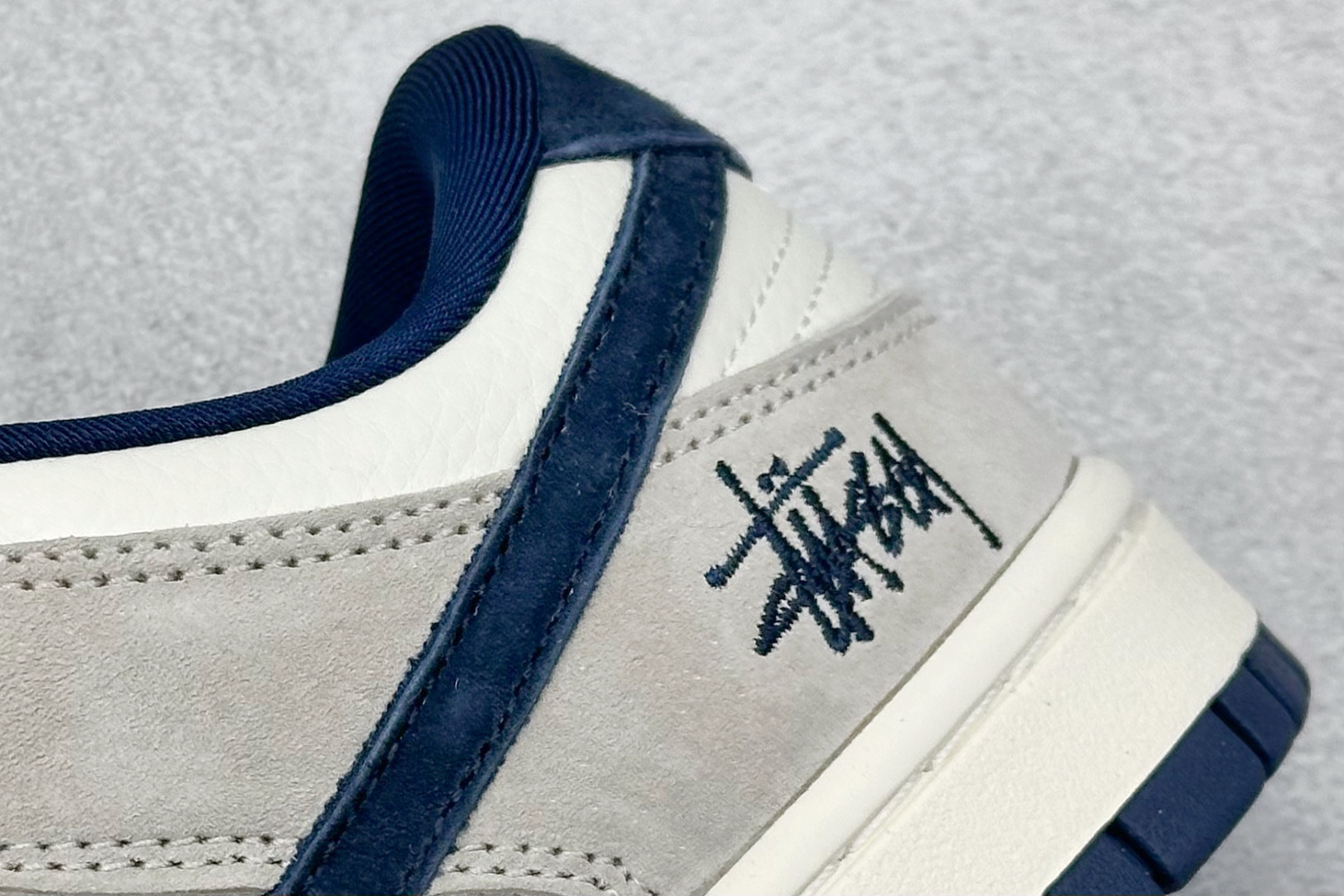 图片[9]-BF Nike SB Dunk Low 斯图西联名 纯原大厂出品 极力推荐 原装头层材料 独家版型蒸餾加工 帶來的是更好的视觉和脚感体验 大厂纯原品质出货 清洁度 电绣工艺 皮料切割干净无任何毛边 细节完美 货号： DQ1098-360 尺码：36 36.5 37.5 38 38.5 39 40 40.5 41 42 42.5 43 44 44.5 45-选品中心