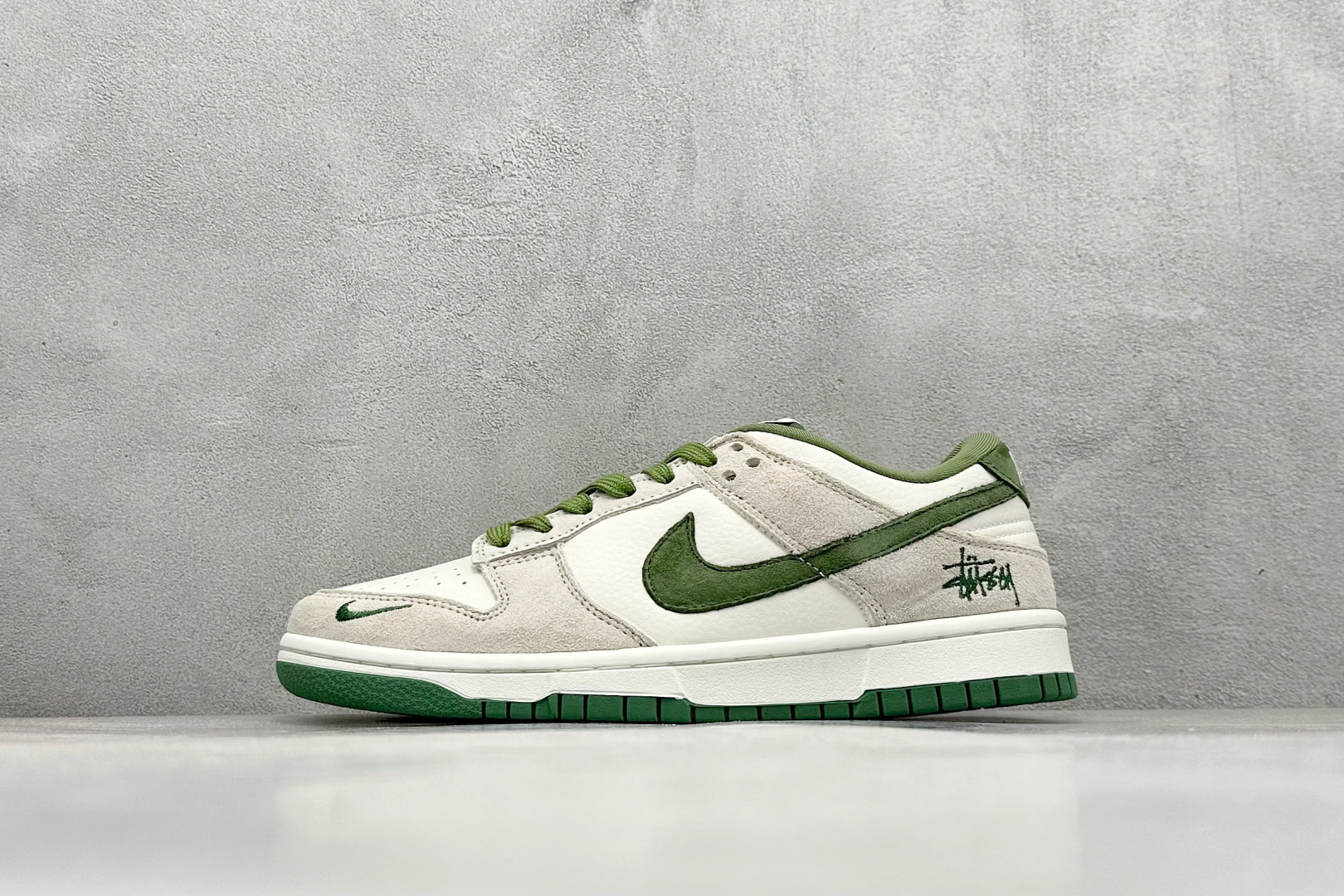 BF Nike SB Dunk Low 斯图西联名 纯原大厂出品 极力推荐 原装头层材料 独家版型蒸餾加工 帶來的是更好的视觉和脚感体验 大厂纯原品质出货 清洁度 电绣工艺 皮料切割干净无任何毛边 细节完美 货号： DQ1098-340 尺码：36 36.5 37.5 38 38.5 39 40 40.5 41 42 42.5 43 44 44.5 45-选品中心