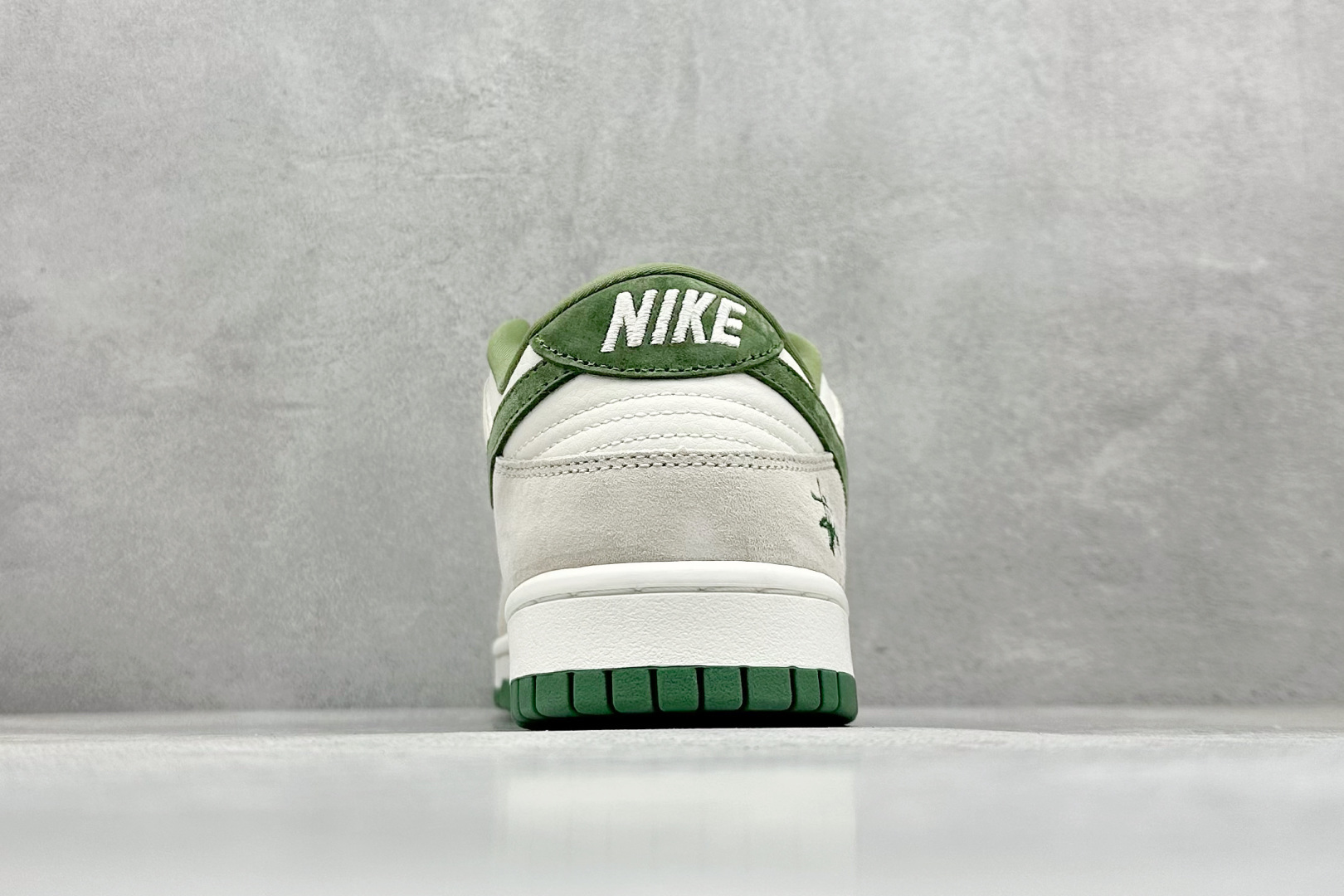 图片[6]-BF Nike SB Dunk Low 斯图西联名 纯原大厂出品 极力推荐 原装头层材料 独家版型蒸餾加工 帶來的是更好的视觉和脚感体验 大厂纯原品质出货 清洁度 电绣工艺 皮料切割干净无任何毛边 细节完美 货号： DQ1098-340 尺码：36 36.5 37.5 38 38.5 39 40 40.5 41 42 42.5 43 44 44.5 45-选品中心