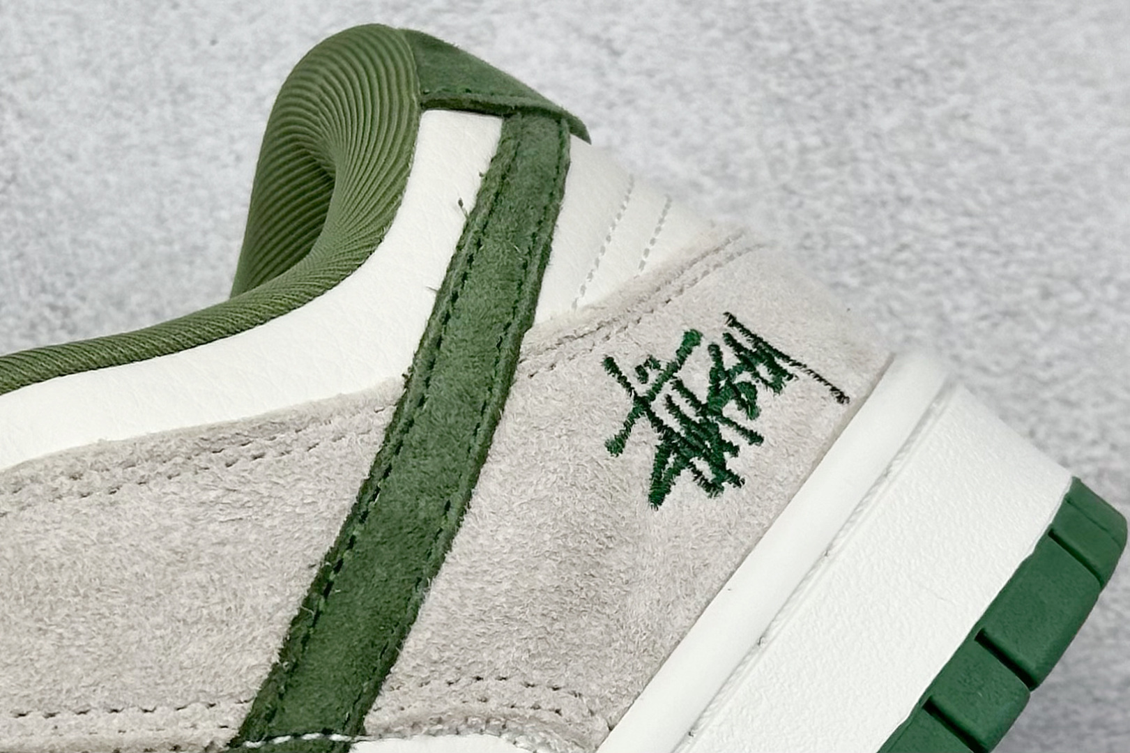 图片[9]-BF Nike SB Dunk Low 斯图西联名 纯原大厂出品 极力推荐 原装头层材料 独家版型蒸餾加工 帶來的是更好的视觉和脚感体验 大厂纯原品质出货 清洁度 电绣工艺 皮料切割干净无任何毛边 细节完美 货号： DQ1098-340 尺码：36 36.5 37.5 38 38.5 39 40 40.5 41 42 42.5 43 44 44.5 45-选品中心