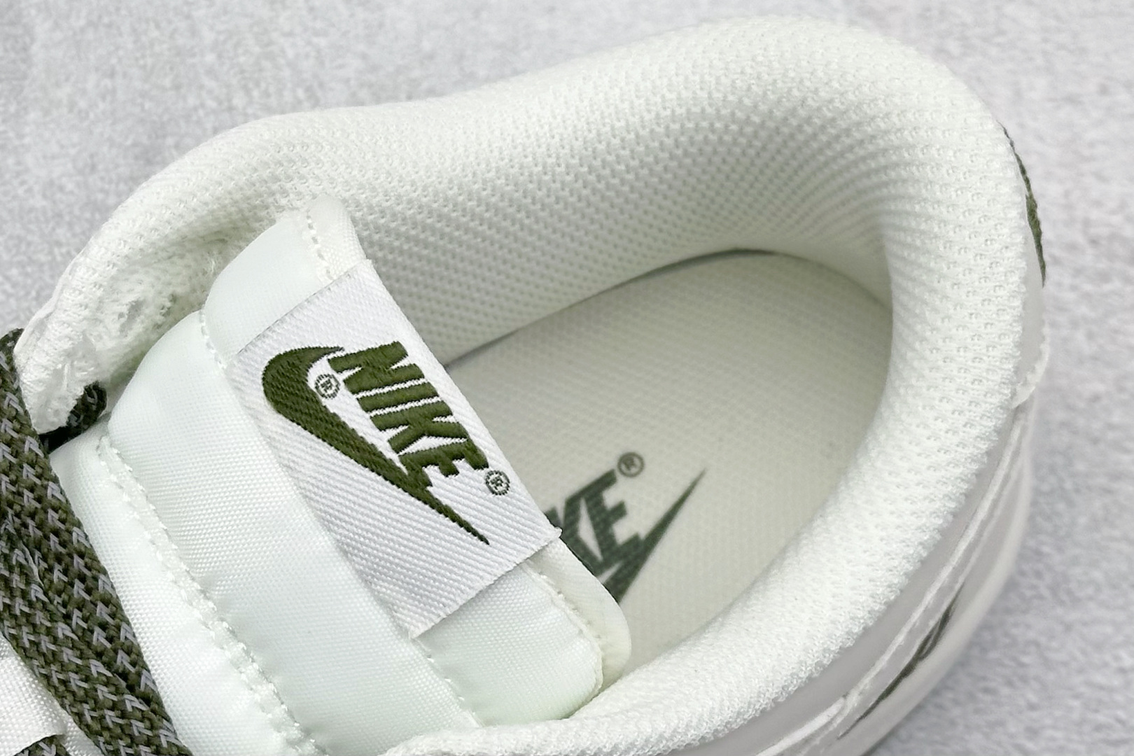 图片[8]-BF Nike SB Dunk Low 四勾联名 纯原大厂出品 极力推荐 原装头层材料 独家版型蒸餾加工 帶來的是更好的视觉和脚感体验 大厂纯原品质出货 清洁度 电绣工艺 皮料切割干净无任何毛边 细节完美 货号： NK5639-323 尺码：36 36.5 37.5 38 38.5 39 40 40.5 41 42 42.5 43 44 44.5 45-选品中心