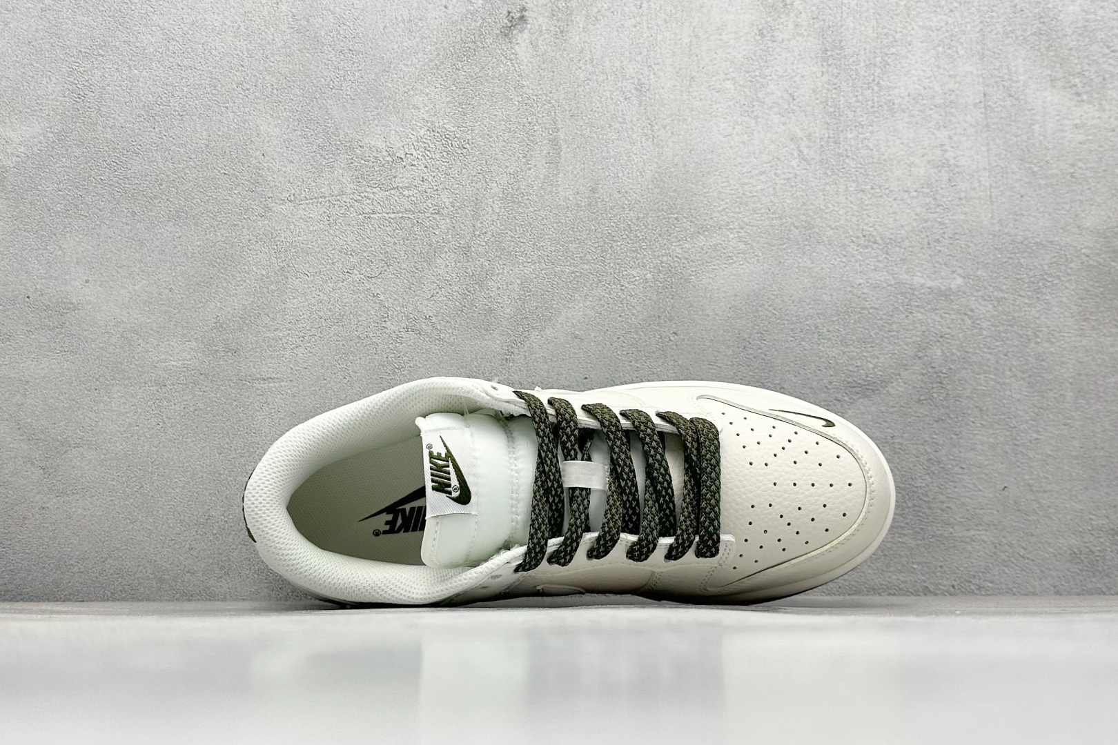 图片[3]-BF Nike SB Dunk Low 四勾联名 纯原大厂出品 极力推荐 原装头层材料 独家版型蒸餾加工 帶來的是更好的视觉和脚感体验 大厂纯原品质出货 清洁度 电绣工艺 皮料切割干净无任何毛边 细节完美 货号： NK5639-323 尺码：36 36.5 37.5 38 38.5 39 40 40.5 41 42 42.5 43 44 44.5 45-选品中心