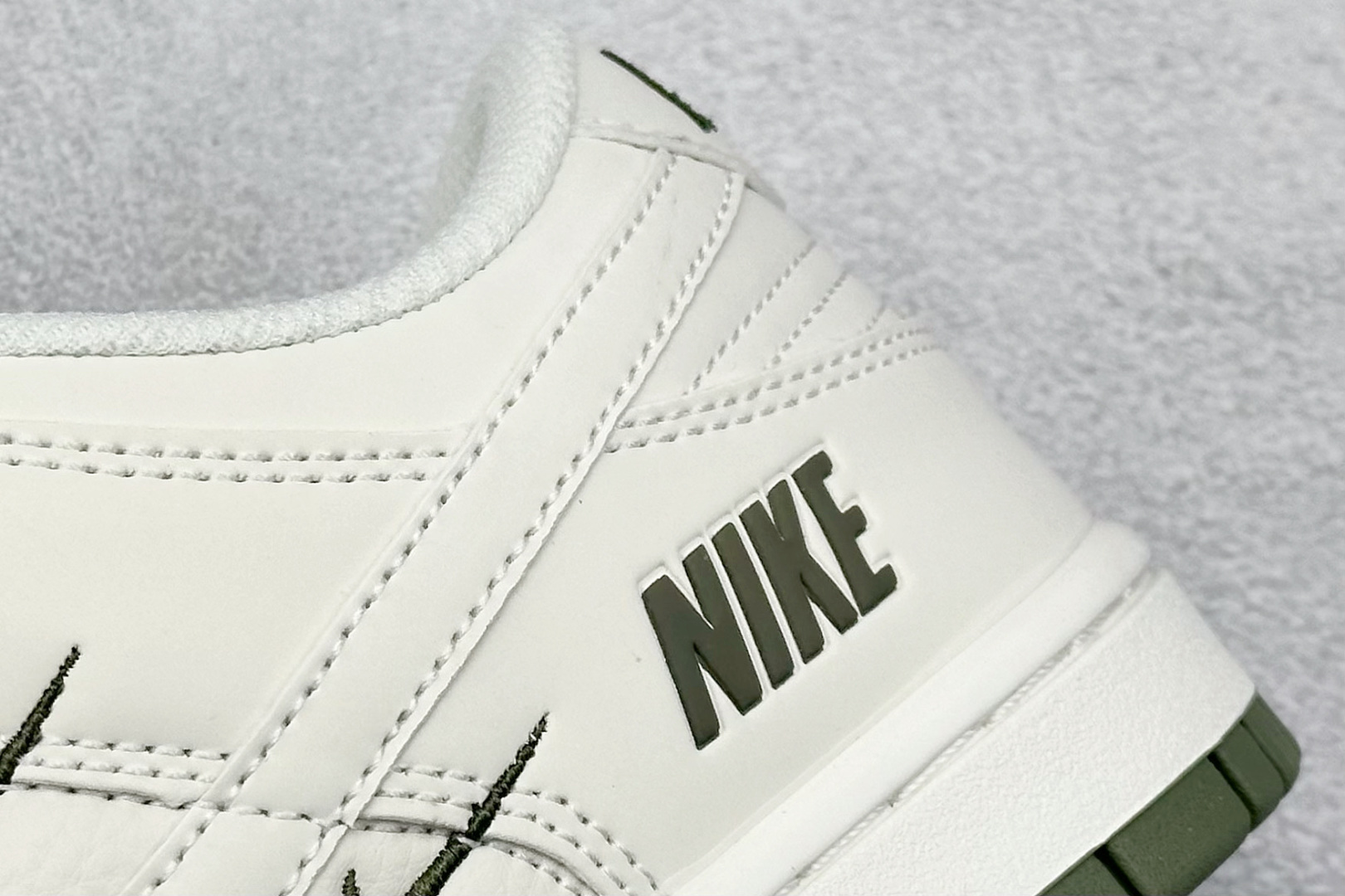 图片[9]-BF Nike SB Dunk Low 四勾联名 纯原大厂出品 极力推荐 原装头层材料 独家版型蒸餾加工 帶來的是更好的视觉和脚感体验 大厂纯原品质出货 清洁度 电绣工艺 皮料切割干净无任何毛边 细节完美 货号： NK5639-323 尺码：36 36.5 37.5 38 38.5 39 40 40.5 41 42 42.5 43 44 44.5 45-选品中心