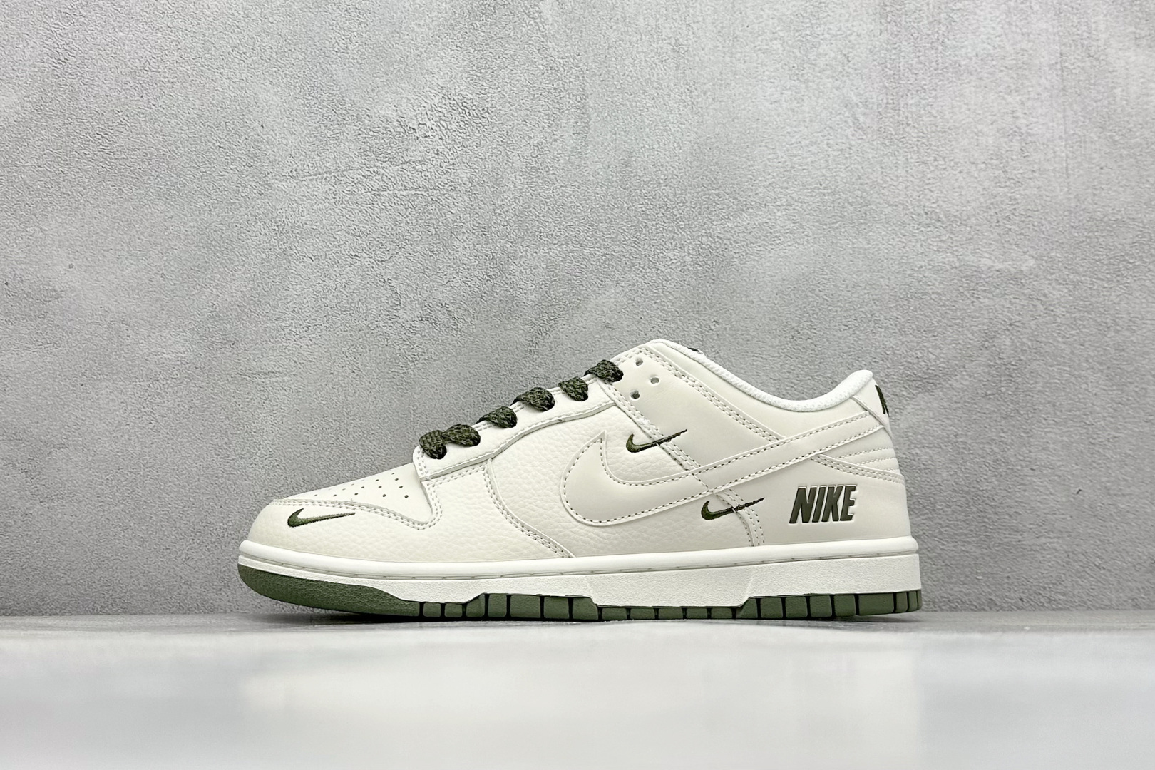 BF Nike SB Dunk Low 四勾联名 纯原大厂出品 极力推荐 原装头层材料 独家版型蒸餾加工 帶來的是更好的视觉和脚感体验 大厂纯原品质出货 清洁度 电绣工艺 皮料切割干净无任何毛边 细节完美 货号: NK5639-323 尺码:36 36.5 37.5 38 38.5 39 40 40.5 41 42 42.5 43 44 44.5 45-选品中心