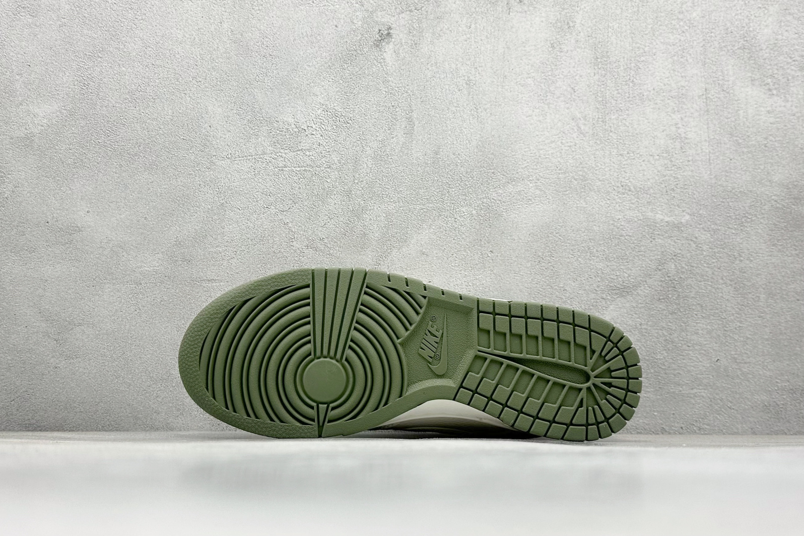 图片[4]-BF Nike SB Dunk Low 四勾联名 纯原大厂出品 极力推荐 原装头层材料 独家版型蒸餾加工 帶來的是更好的视觉和脚感体验 大厂纯原品质出货 清洁度 电绣工艺 皮料切割干净无任何毛边 细节完美 货号： NK5639-323 尺码：36 36.5 37.5 38 38.5 39 40 40.5 41 42 42.5 43 44 44.5 45-选品中心