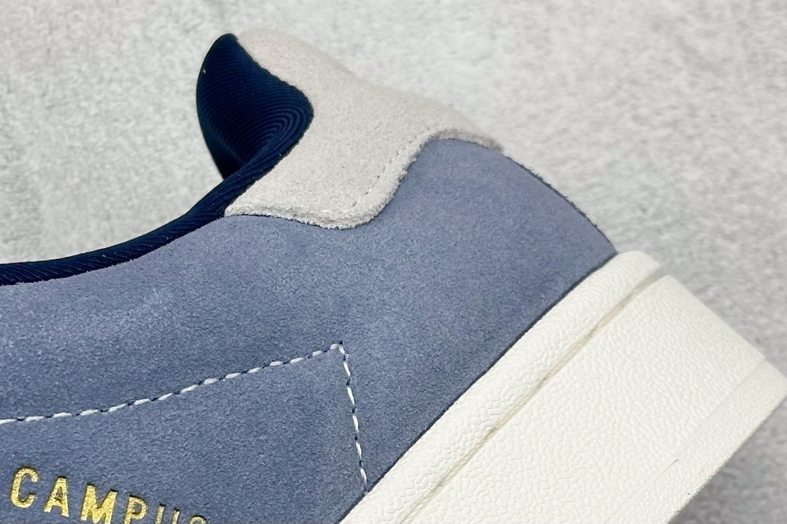 图片[9]-TG版 AD Originals Campus 00s 学院系列面包风复古休闲运动板鞋 #鞋款以经典复古鞋型 Campus 为蓝本打造全新面包鞋，鞋身采用绒面皮料搭配常规皮革，质感上还是延续了经典 Campus 的设计。鞋舌填充更加饱满，让鞋款整体看起来更加圆润，鞋舌还加入了与以往 Campus 不同的全新三叶草 Logo，令造型更具千禧气息。 货号：JI3172 尺码：36-45-选品中心