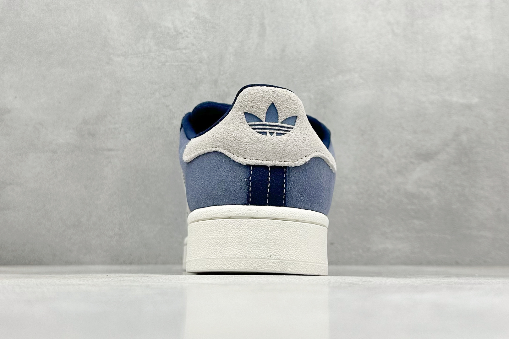 图片[6]-TG版 AD Originals Campus 00s 学院系列面包风复古休闲运动板鞋 #鞋款以经典复古鞋型 Campus 为蓝本打造全新面包鞋，鞋身采用绒面皮料搭配常规皮革，质感上还是延续了经典 Campus 的设计。鞋舌填充更加饱满，让鞋款整体看起来更加圆润，鞋舌还加入了与以往 Campus 不同的全新三叶草 Logo，令造型更具千禧气息。 货号：JI3172 尺码：36-45-选品中心