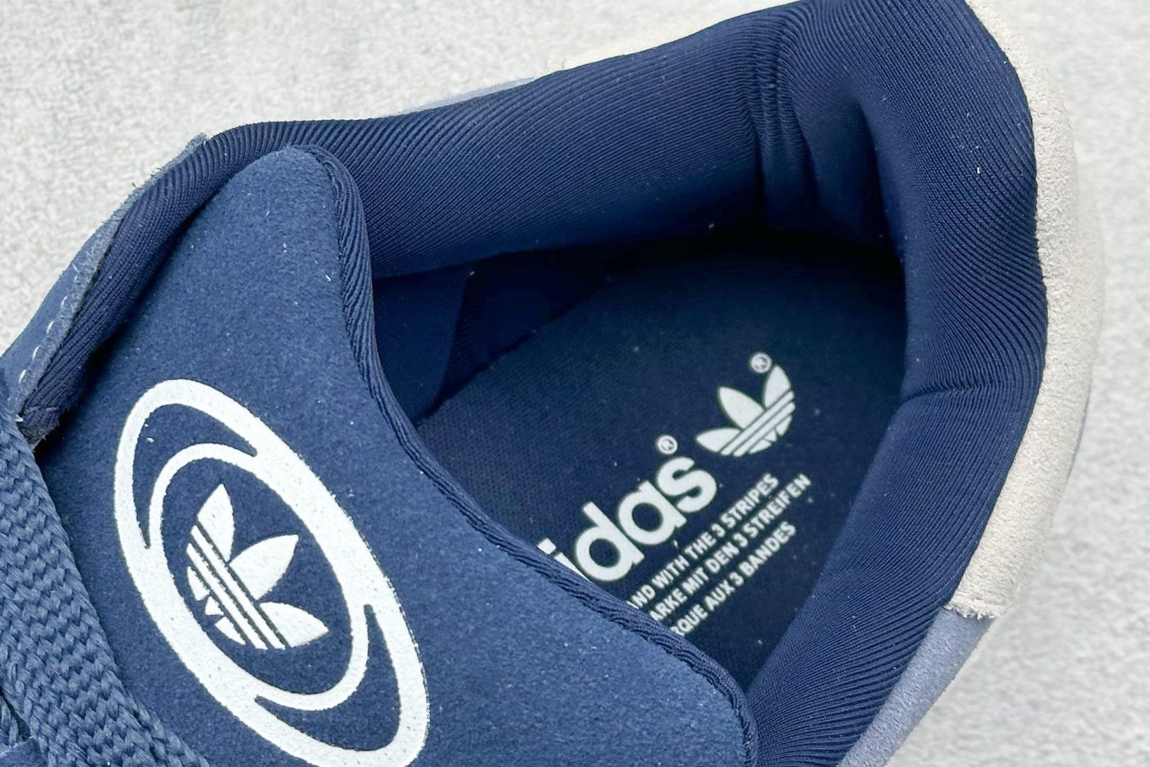 图片[8]-TG版 AD Originals Campus 00s 学院系列面包风复古休闲运动板鞋 #鞋款以经典复古鞋型 Campus 为蓝本打造全新面包鞋，鞋身采用绒面皮料搭配常规皮革，质感上还是延续了经典 Campus 的设计。鞋舌填充更加饱满，让鞋款整体看起来更加圆润，鞋舌还加入了与以往 Campus 不同的全新三叶草 Logo，令造型更具千禧气息。 货号：JI3172 尺码：36-45-选品中心