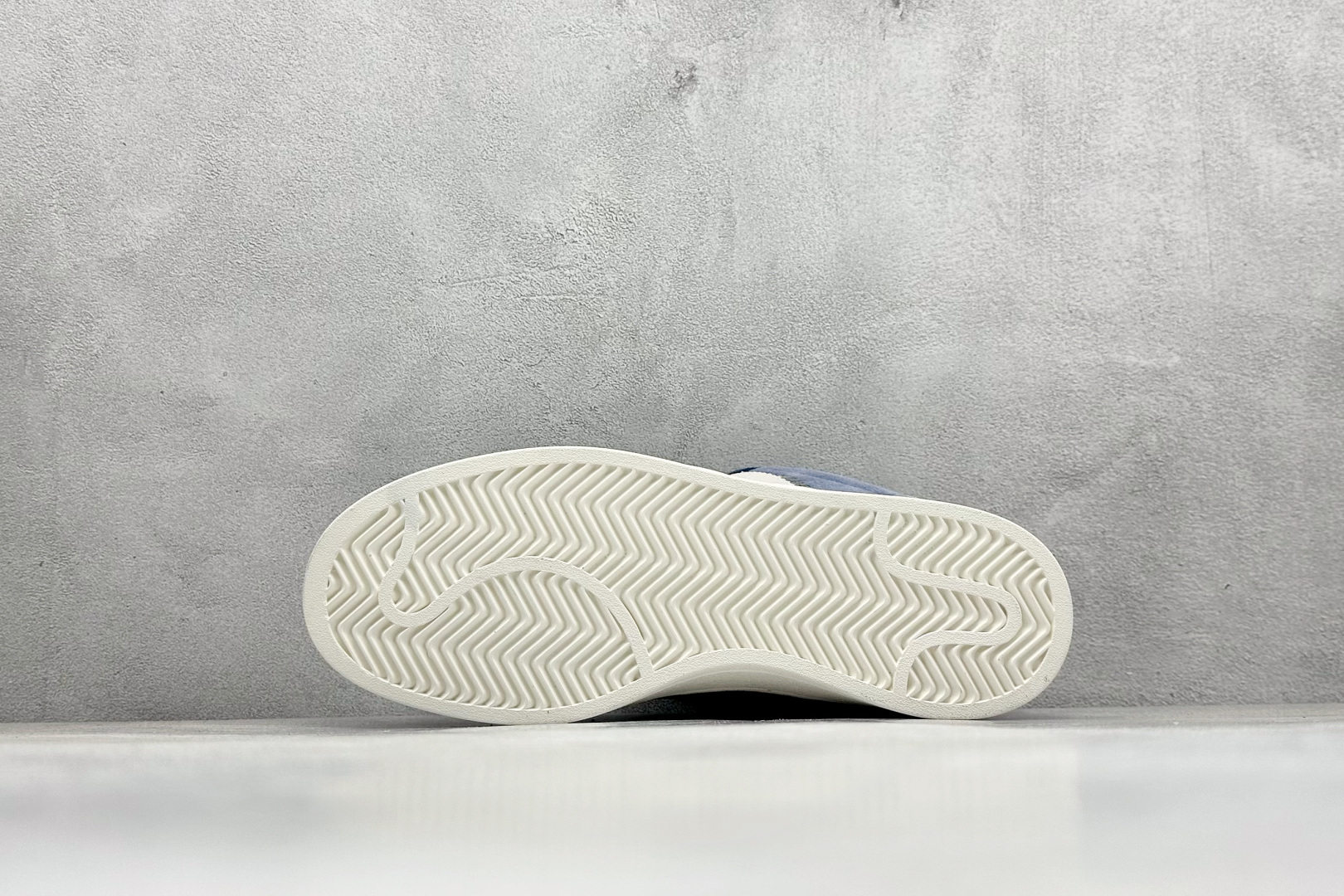 图片[4]-TG版 AD Originals Campus 00s 学院系列面包风复古休闲运动板鞋 #鞋款以经典复古鞋型 Campus 为蓝本打造全新面包鞋，鞋身采用绒面皮料搭配常规皮革，质感上还是延续了经典 Campus 的设计。鞋舌填充更加饱满，让鞋款整体看起来更加圆润，鞋舌还加入了与以往 Campus 不同的全新三叶草 Logo，令造型更具千禧气息。 货号：JI3172 尺码：36-45-选品中心