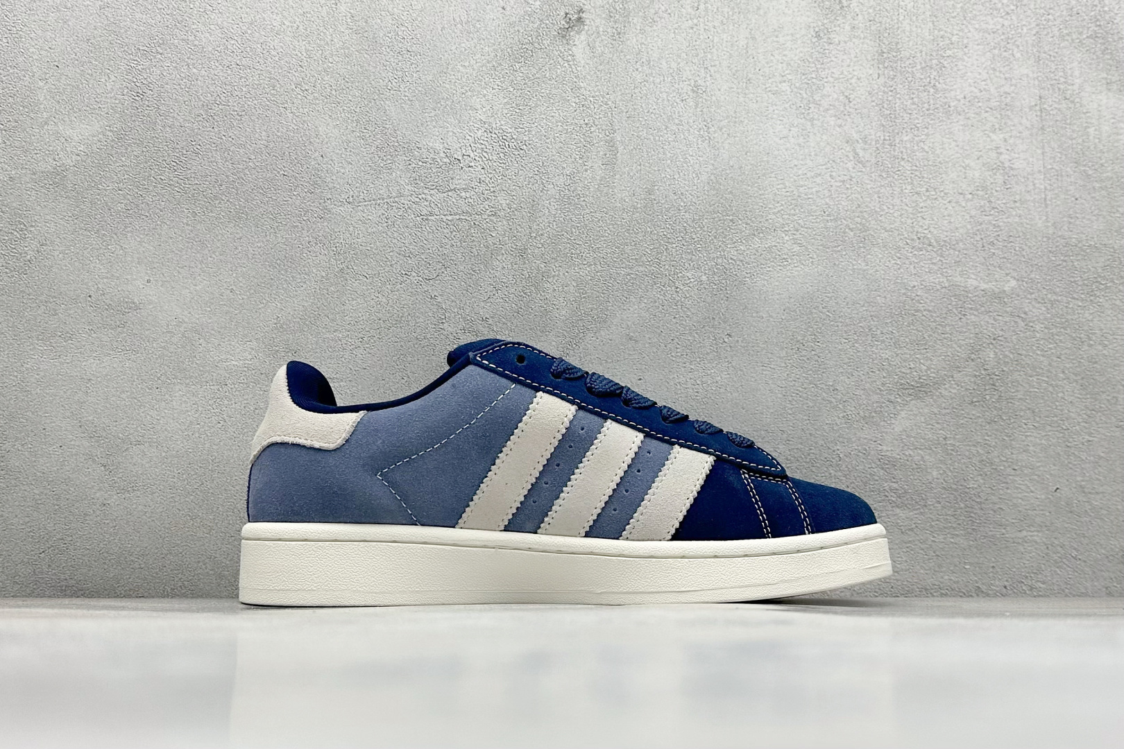 图片[2]-TG版 AD Originals Campus 00s 学院系列面包风复古休闲运动板鞋 #鞋款以经典复古鞋型 Campus 为蓝本打造全新面包鞋，鞋身采用绒面皮料搭配常规皮革，质感上还是延续了经典 Campus 的设计。鞋舌填充更加饱满，让鞋款整体看起来更加圆润，鞋舌还加入了与以往 Campus 不同的全新三叶草 Logo，令造型更具千禧气息。 货号：JI3172 尺码：36-45-选品中心