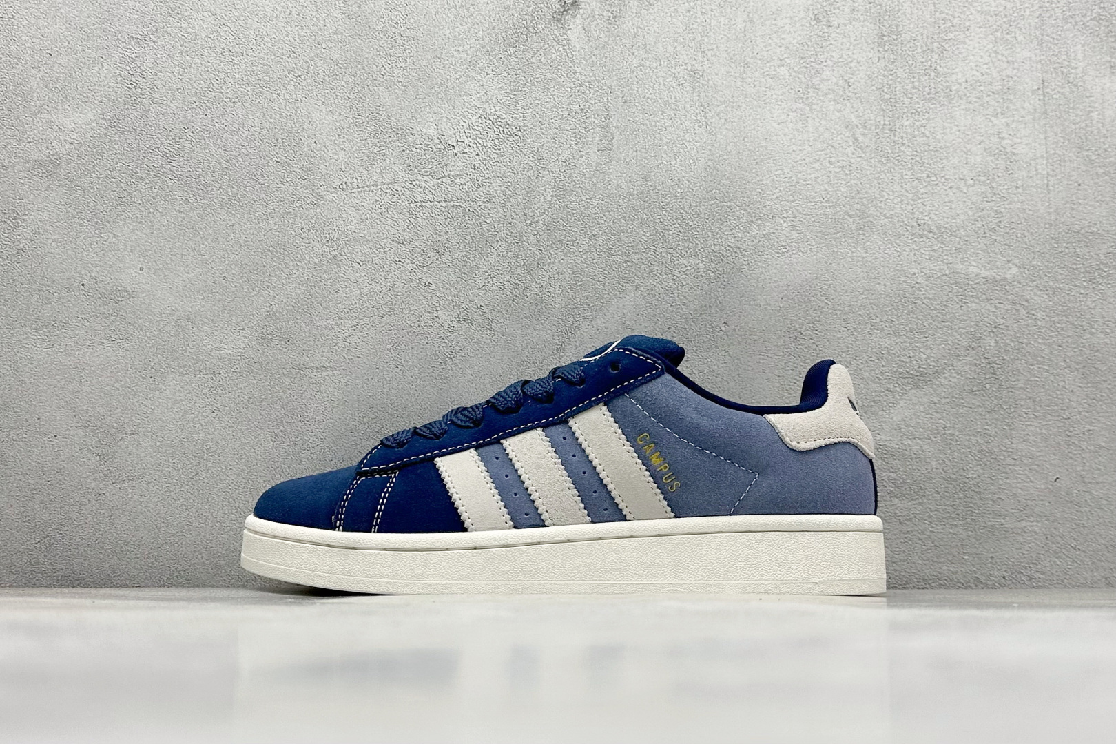 TG版 AD Originals Campus 00s 学院系列面包风复古休闲运动板鞋 #鞋款以经典复古鞋型 Campus 为蓝本打造全新面包鞋，鞋身采用绒面皮料搭配常规皮革，质感上还是延续了经典 Campus 的设计。鞋舌填充更加饱满，让鞋款整体看起来更加圆润，鞋舌还加入了与以往 Campus 不同的全新三叶草 Logo，令造型更具千禧气息。 货号：JI3172 尺码：36-45-选品中心
