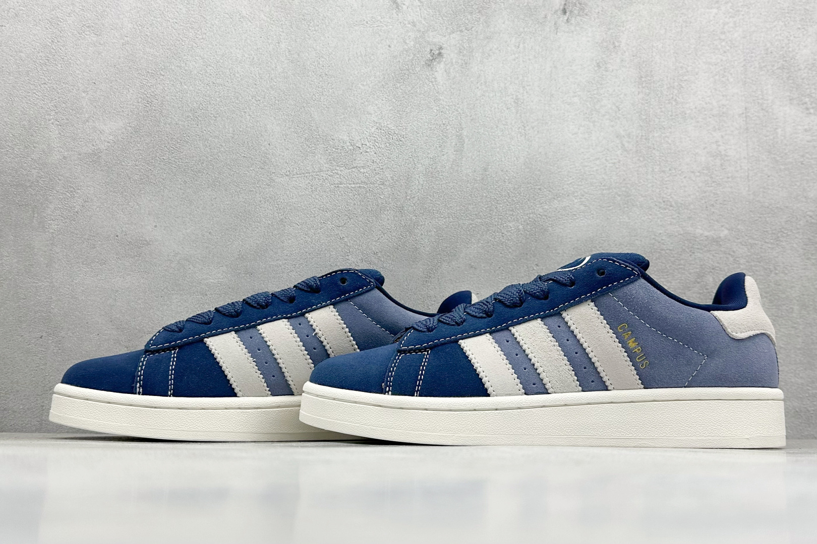 图片[5]-TG版 AD Originals Campus 00s 学院系列面包风复古休闲运动板鞋 #鞋款以经典复古鞋型 Campus 为蓝本打造全新面包鞋，鞋身采用绒面皮料搭配常规皮革，质感上还是延续了经典 Campus 的设计。鞋舌填充更加饱满，让鞋款整体看起来更加圆润，鞋舌还加入了与以往 Campus 不同的全新三叶草 Logo，令造型更具千禧气息。 货号：JI3172 尺码：36-45-选品中心