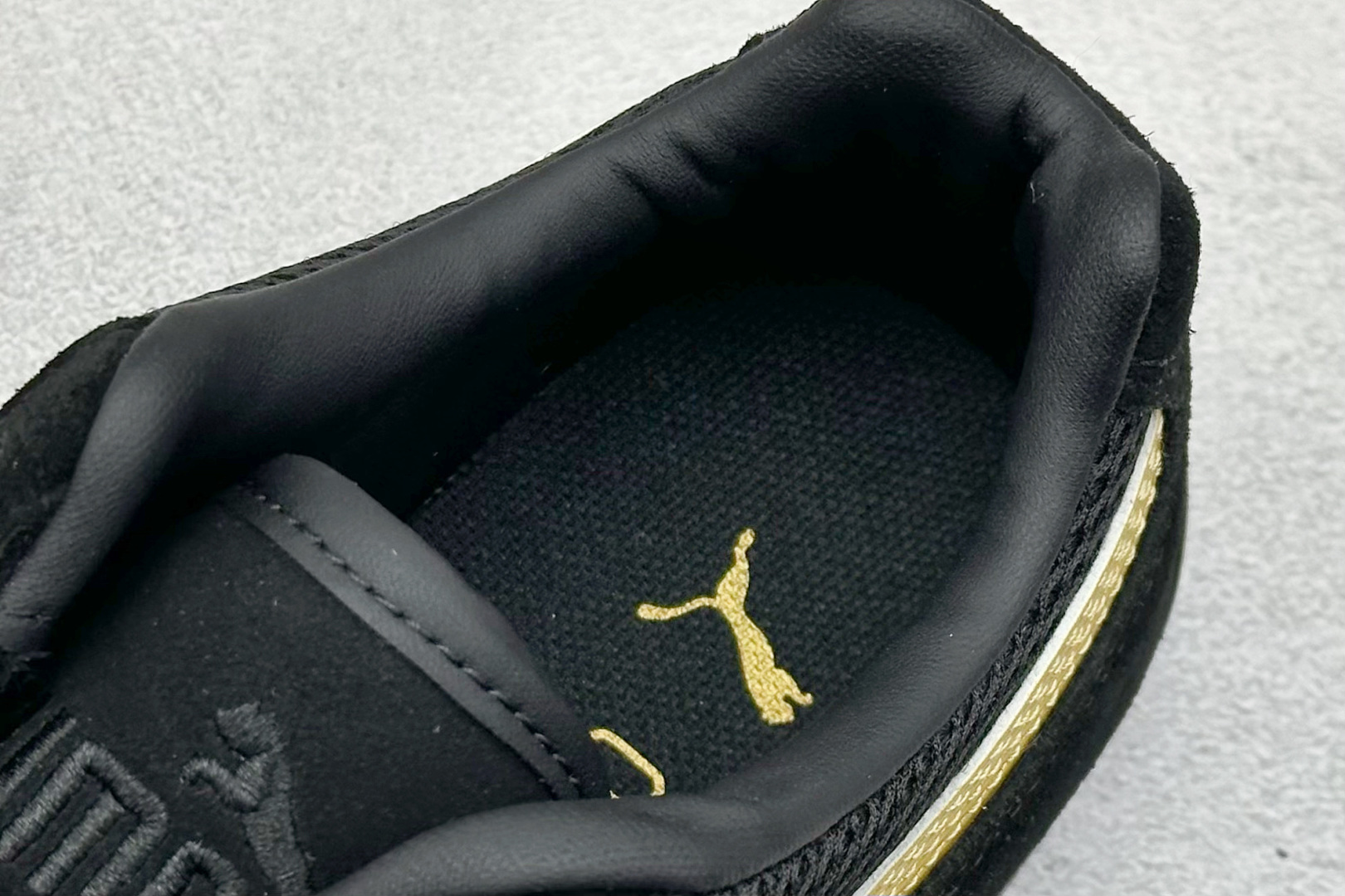 图片[8]-HY性价比Puma Speedcet OG 彪马低帮复古运动休闲赛车跑鞋 以趣味十足又前卫复古的设计引领潮流，将赛道精神融入街头时尚，开启前卫竞速之旅。融入经典配色，主打前卫复古风。鞋款的鞋侧以复古的流线造型，缀以经典Logo，巧妙吸睛；麂皮+网眼融合舒适鞋面，赋予了独特的个性美学，演绎赛车的无尽能量。 货号：405355-06 尺码：36-45-选品中心