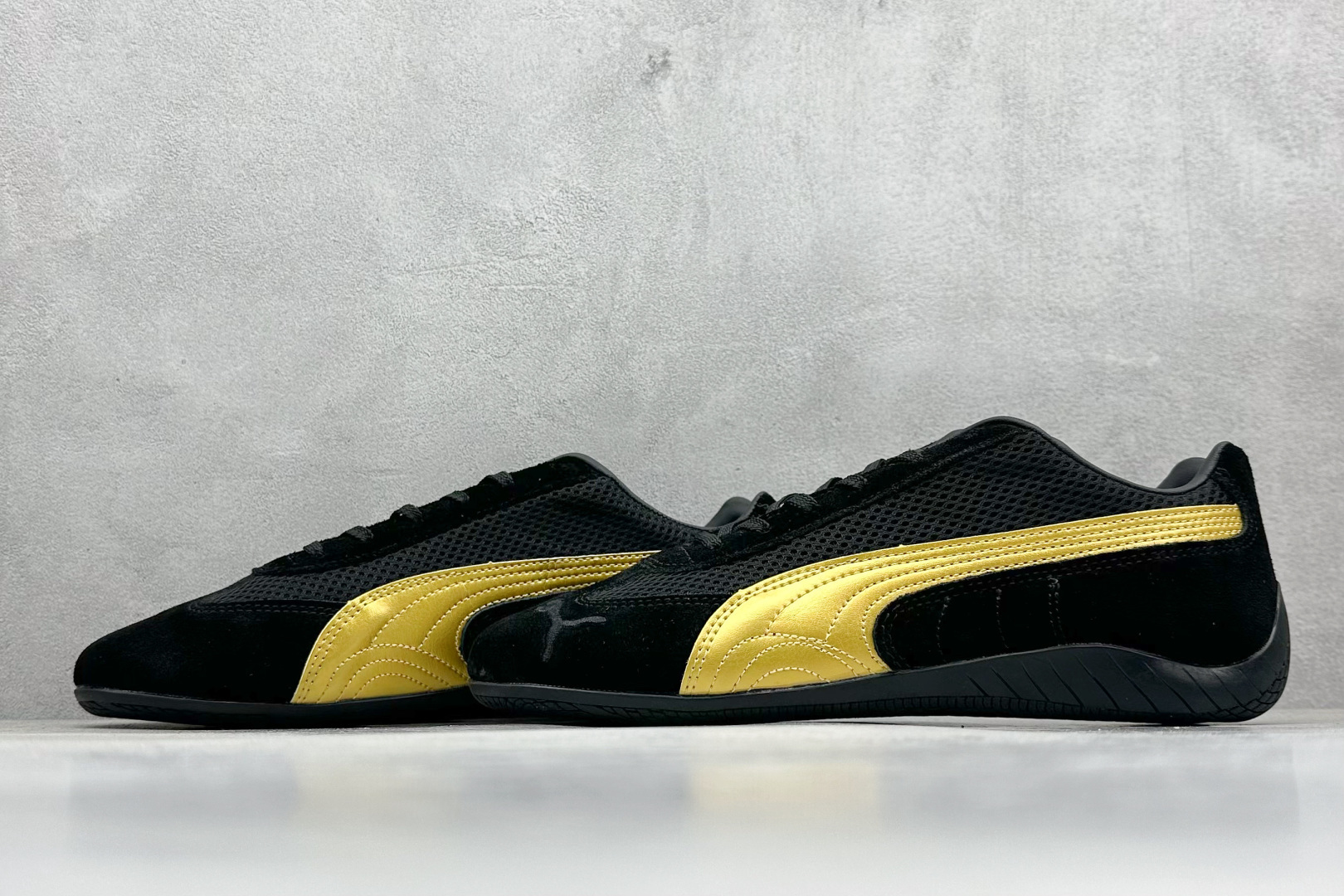 图片[5]-HY性价比Puma Speedcet OG 彪马低帮复古运动休闲赛车跑鞋 以趣味十足又前卫复古的设计引领潮流，将赛道精神融入街头时尚，开启前卫竞速之旅。融入经典配色，主打前卫复古风。鞋款的鞋侧以复古的流线造型，缀以经典Logo，巧妙吸睛；麂皮+网眼融合舒适鞋面，赋予了独特的个性美学，演绎赛车的无尽能量。 货号：405355-06 尺码：36-45-选品中心