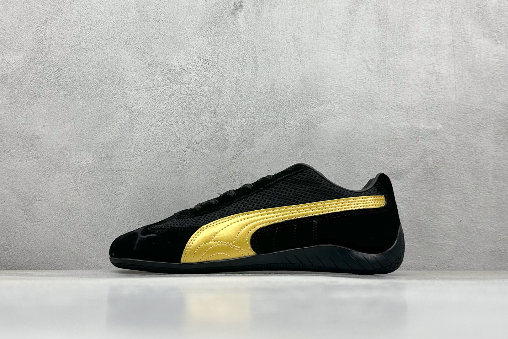 HY性价比Puma Speedcet OG 彪马低帮复古运动休闲赛车跑鞋 以趣味十足又前卫复古的设计引领潮流，将赛道精神融入街头时尚，开启前卫竞速之旅。融入经典配色，主打前卫复古风。鞋款的鞋侧以复古的流线造型，缀以经典Logo，巧妙吸睛；麂皮+网眼融合舒适鞋面，赋予了独特的个性美学，演绎赛车的无尽能量。 货号：405355-06 尺码：36-45-选品中心