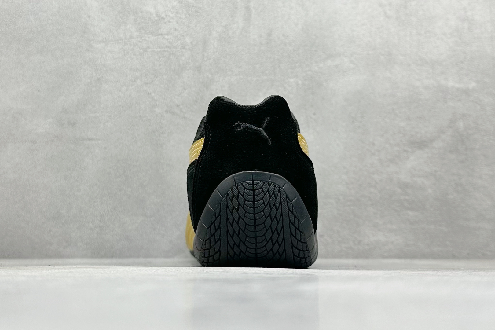 图片[6]-HY性价比Puma Speedcet OG 彪马低帮复古运动休闲赛车跑鞋 以趣味十足又前卫复古的设计引领潮流，将赛道精神融入街头时尚，开启前卫竞速之旅。融入经典配色，主打前卫复古风。鞋款的鞋侧以复古的流线造型，缀以经典Logo，巧妙吸睛；麂皮+网眼融合舒适鞋面，赋予了独特的个性美学，演绎赛车的无尽能量。 货号：405355-06 尺码：36-45-选品中心