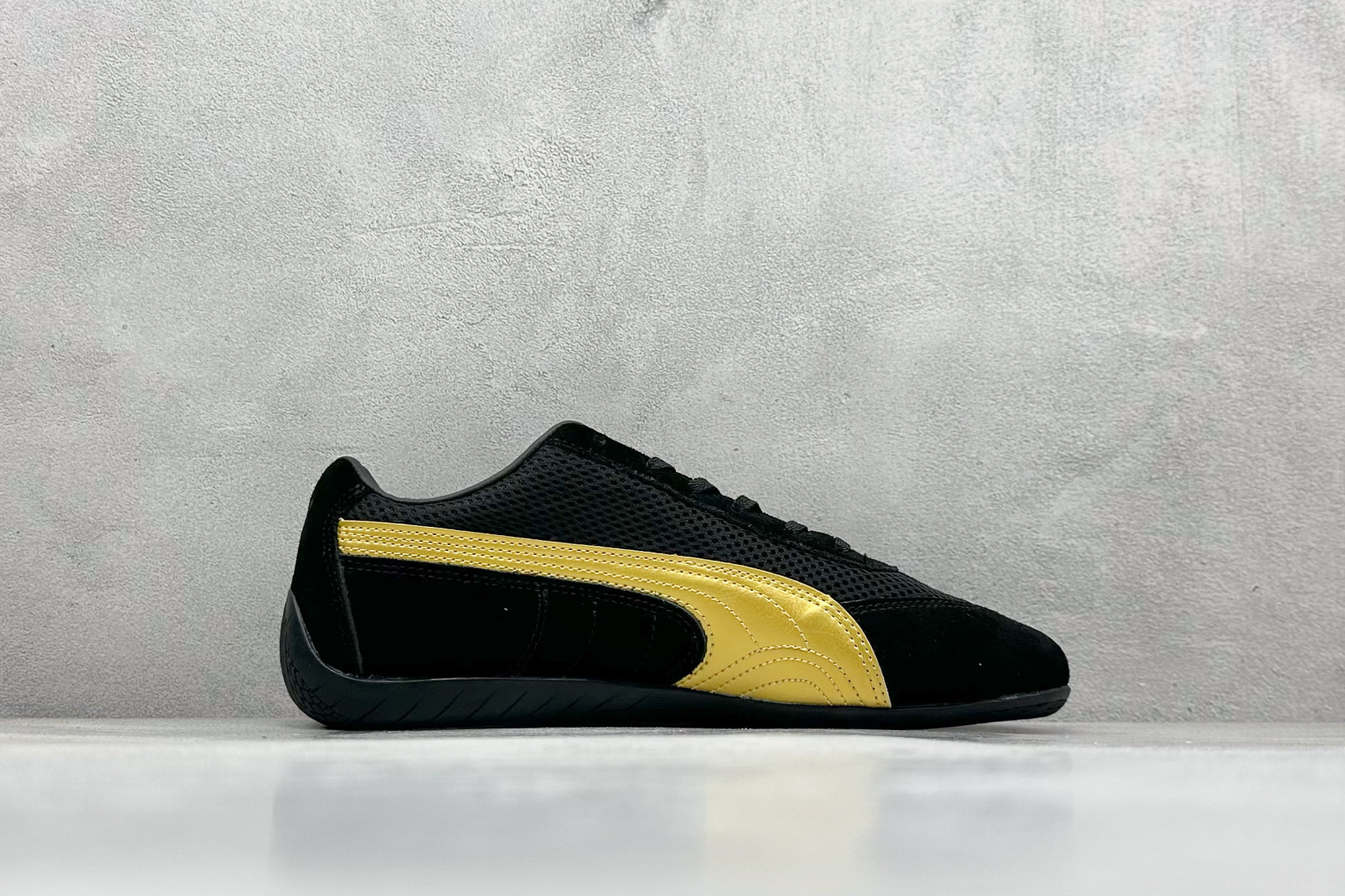 图片[2]-HY性价比Puma Speedcet OG 彪马低帮复古运动休闲赛车跑鞋 以趣味十足又前卫复古的设计引领潮流，将赛道精神融入街头时尚，开启前卫竞速之旅。融入经典配色，主打前卫复古风。鞋款的鞋侧以复古的流线造型，缀以经典Logo，巧妙吸睛；麂皮+网眼融合舒适鞋面，赋予了独特的个性美学，演绎赛车的无尽能量。 货号：405355-06 尺码：36-45-选品中心