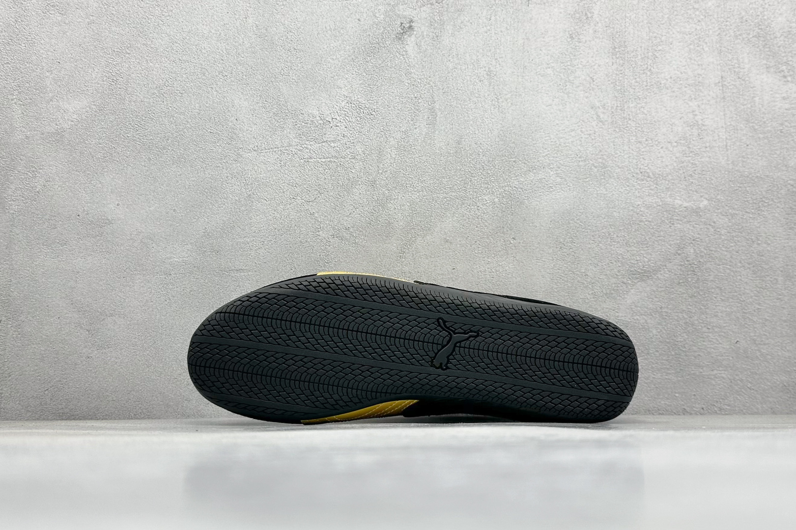 图片[4]-HY性价比Puma Speedcet OG 彪马低帮复古运动休闲赛车跑鞋 以趣味十足又前卫复古的设计引领潮流，将赛道精神融入街头时尚，开启前卫竞速之旅。融入经典配色，主打前卫复古风。鞋款的鞋侧以复古的流线造型，缀以经典Logo，巧妙吸睛；麂皮+网眼融合舒适鞋面，赋予了独特的个性美学，演绎赛车的无尽能量。 货号：405355-06 尺码：36-45-选品中心