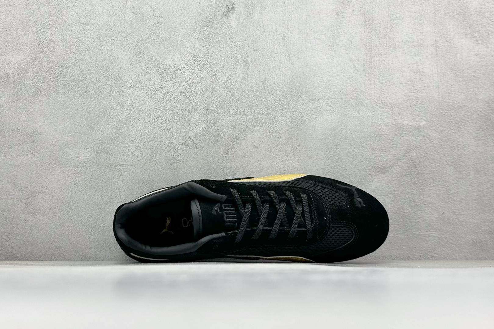 图片[3]-HY性价比Puma Speedcet OG 彪马低帮复古运动休闲赛车跑鞋 以趣味十足又前卫复古的设计引领潮流，将赛道精神融入街头时尚，开启前卫竞速之旅。融入经典配色，主打前卫复古风。鞋款的鞋侧以复古的流线造型，缀以经典Logo，巧妙吸睛；麂皮+网眼融合舒适鞋面，赋予了独特的个性美学，演绎赛车的无尽能量。 货号：405355-06 尺码：36-45-选品中心