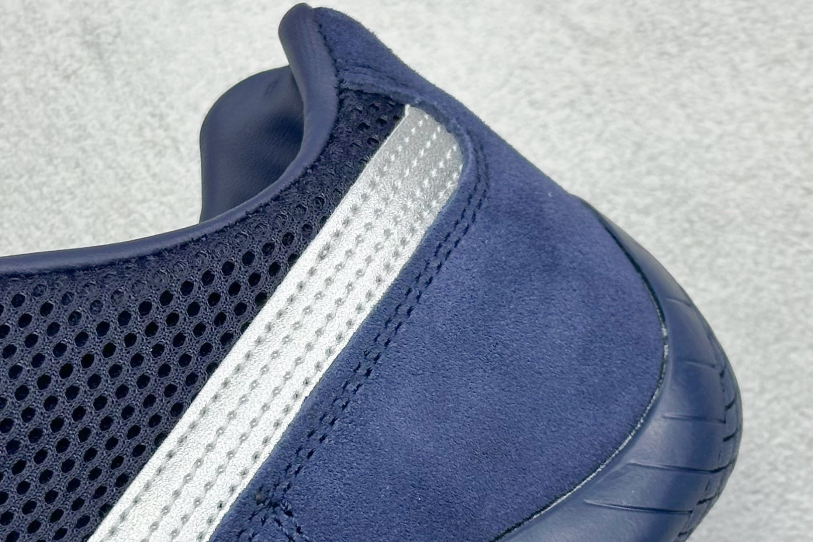 图片[9]-HY性价比Puma Speedcet OG 彪马低帮复古运动休闲赛车跑鞋 以趣味十足又前卫复古的设计引领潮流，将赛道精神融入街头时尚，开启前卫竞速之旅。融入经典配色，主打前卫复古风。鞋款的鞋侧以复古的流线造型，缀以经典Logo，巧妙吸睛；麂皮+网眼融合舒适鞋面，赋予了独特的个性美学，演绎赛车的无尽能量。 货号：405355-05 尺码：36-45-选品中心