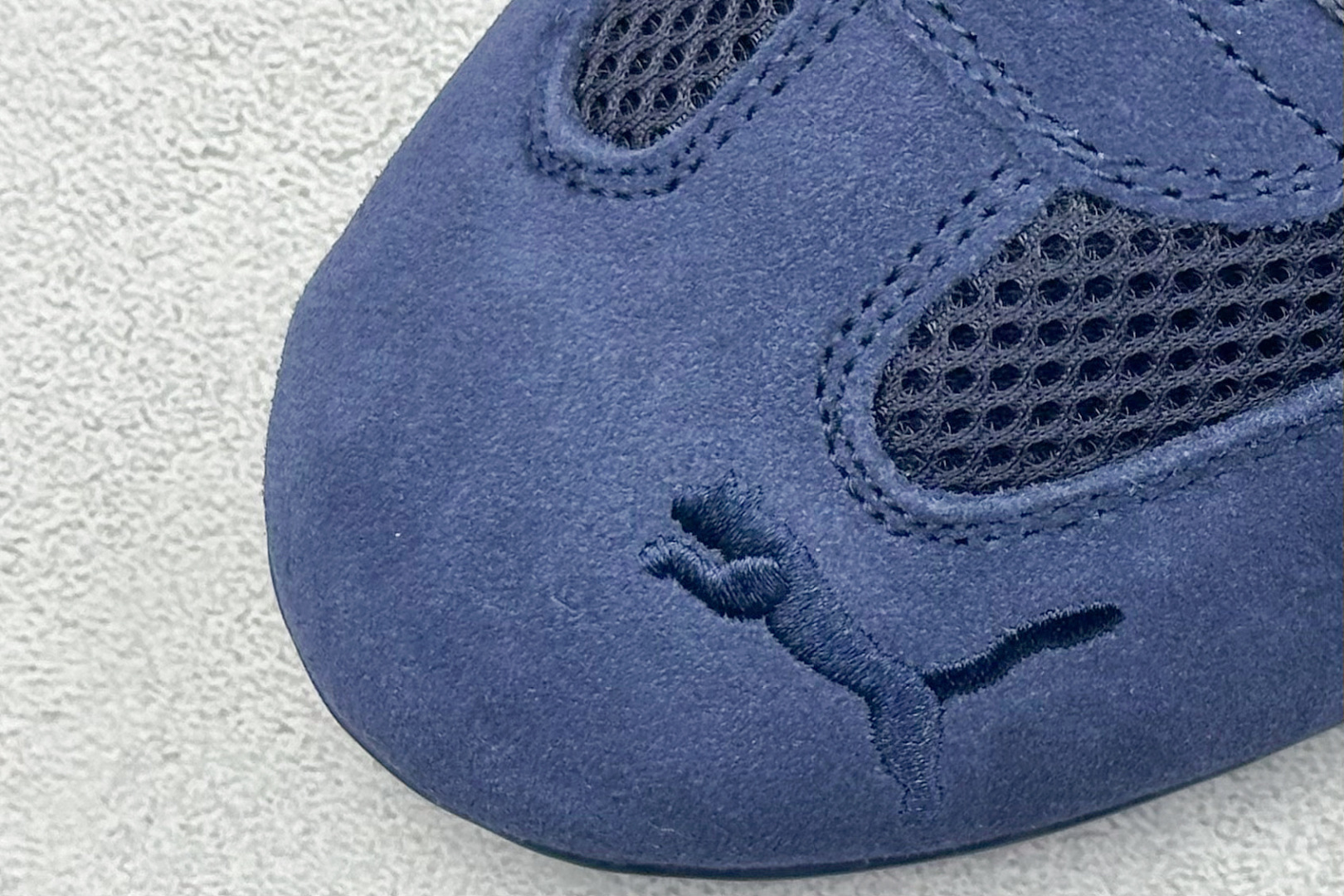 图片[7]-HY性价比Puma Speedcet OG 彪马低帮复古运动休闲赛车跑鞋 以趣味十足又前卫复古的设计引领潮流，将赛道精神融入街头时尚，开启前卫竞速之旅。融入经典配色，主打前卫复古风。鞋款的鞋侧以复古的流线造型，缀以经典Logo，巧妙吸睛；麂皮+网眼融合舒适鞋面，赋予了独特的个性美学，演绎赛车的无尽能量。 货号：405355-05 尺码：36-45-选品中心