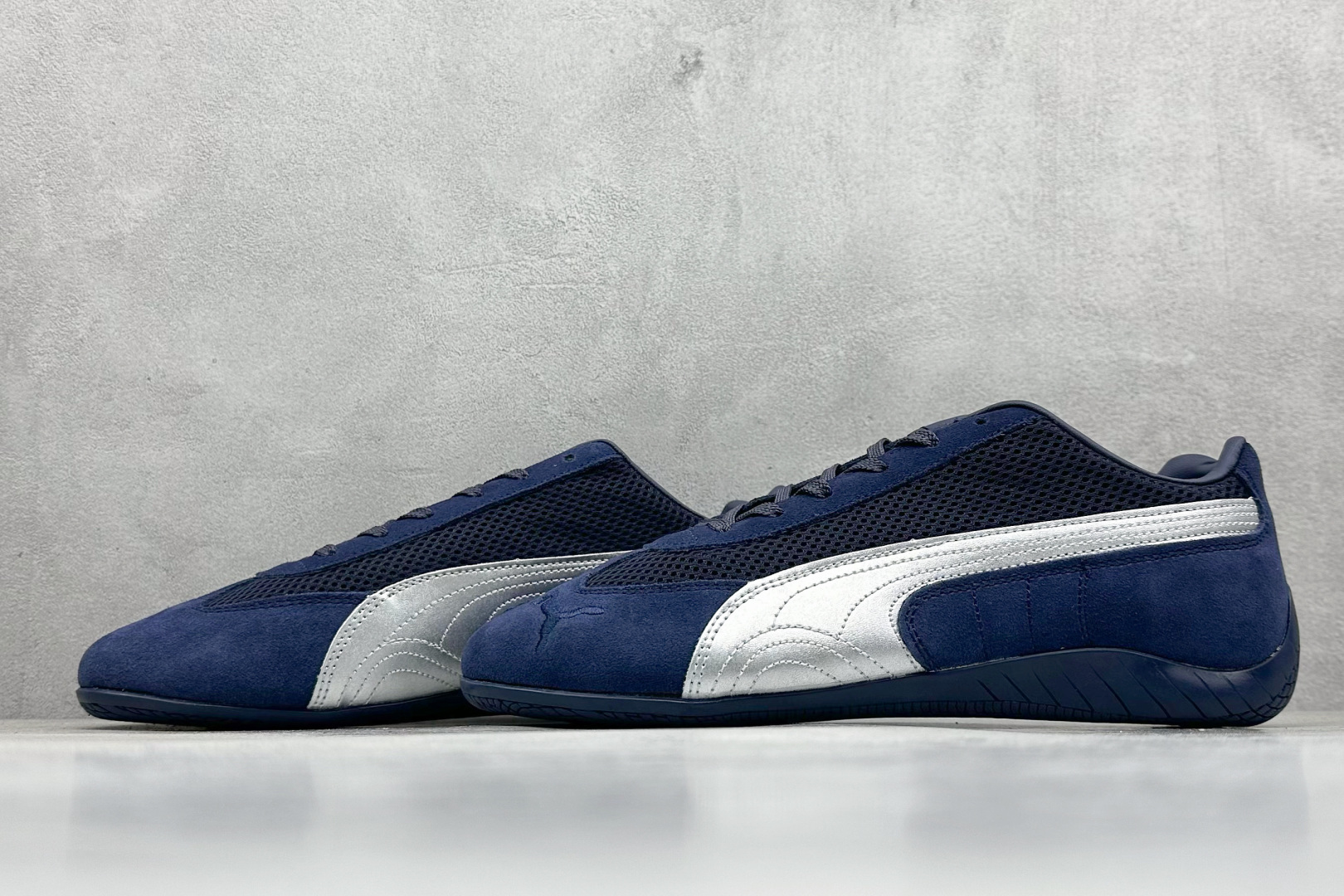 图片[5]-HY性价比Puma Speedcet OG 彪马低帮复古运动休闲赛车跑鞋 以趣味十足又前卫复古的设计引领潮流，将赛道精神融入街头时尚，开启前卫竞速之旅。融入经典配色，主打前卫复古风。鞋款的鞋侧以复古的流线造型，缀以经典Logo，巧妙吸睛；麂皮+网眼融合舒适鞋面，赋予了独特的个性美学，演绎赛车的无尽能量。 货号：405355-05 尺码：36-45-选品中心