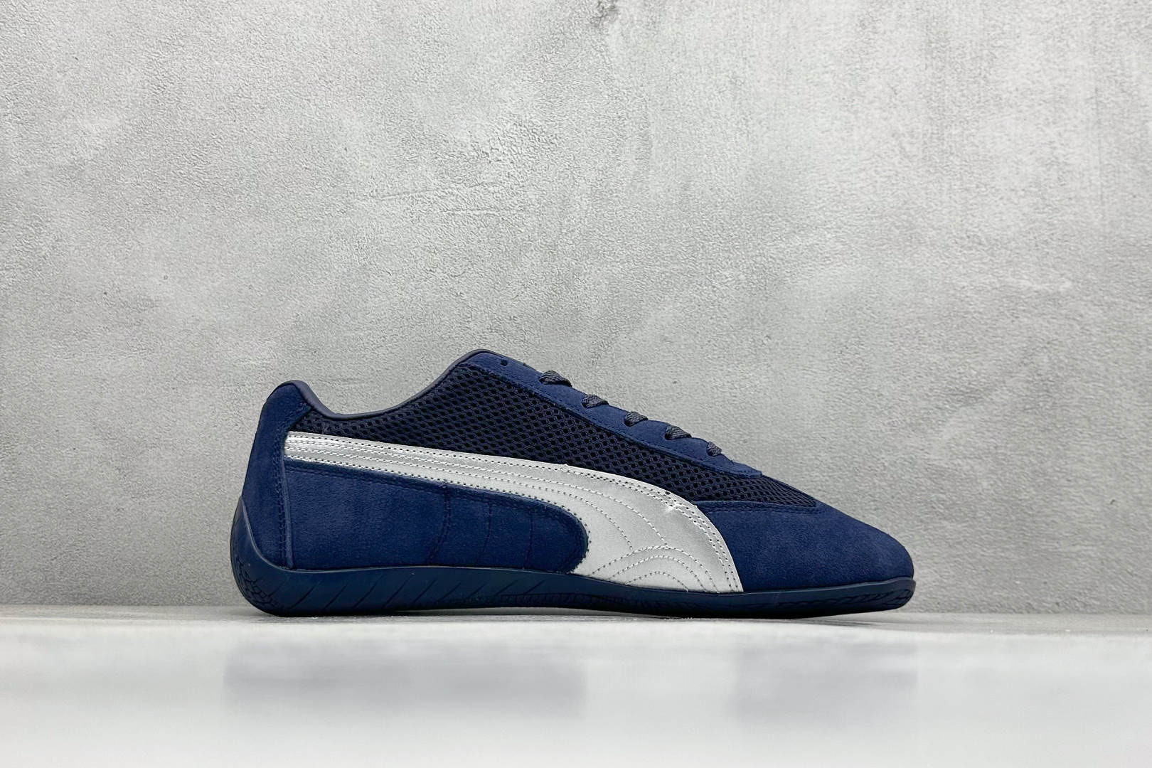 图片[2]-HY性价比Puma Speedcet OG 彪马低帮复古运动休闲赛车跑鞋 以趣味十足又前卫复古的设计引领潮流，将赛道精神融入街头时尚，开启前卫竞速之旅。融入经典配色，主打前卫复古风。鞋款的鞋侧以复古的流线造型，缀以经典Logo，巧妙吸睛；麂皮+网眼融合舒适鞋面，赋予了独特的个性美学，演绎赛车的无尽能量。 货号：405355-05 尺码：36-45-选品中心