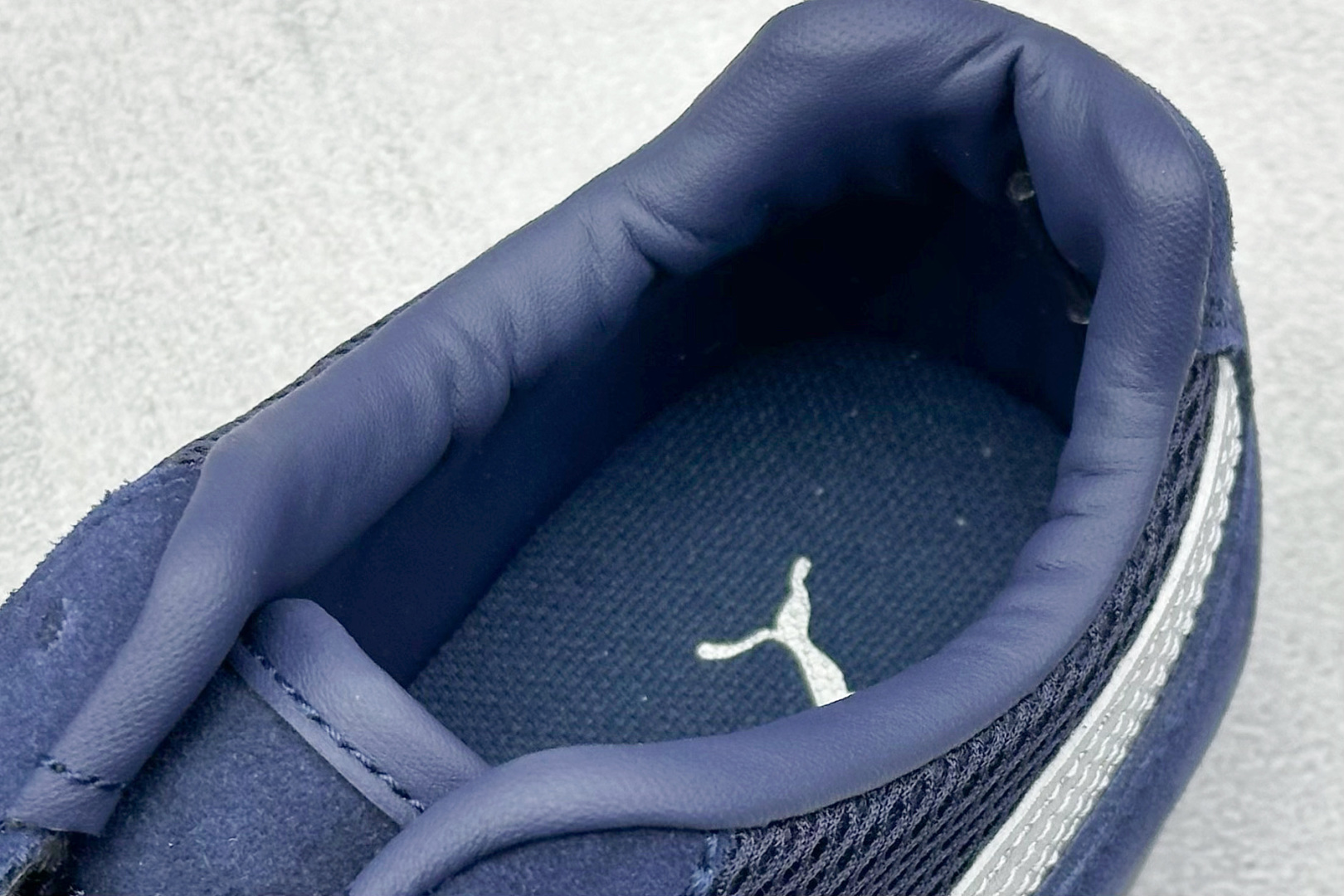 图片[8]-HY性价比Puma Speedcet OG 彪马低帮复古运动休闲赛车跑鞋 以趣味十足又前卫复古的设计引领潮流，将赛道精神融入街头时尚，开启前卫竞速之旅。融入经典配色，主打前卫复古风。鞋款的鞋侧以复古的流线造型，缀以经典Logo，巧妙吸睛；麂皮+网眼融合舒适鞋面，赋予了独特的个性美学，演绎赛车的无尽能量。 货号：405355-05 尺码：36-45-选品中心