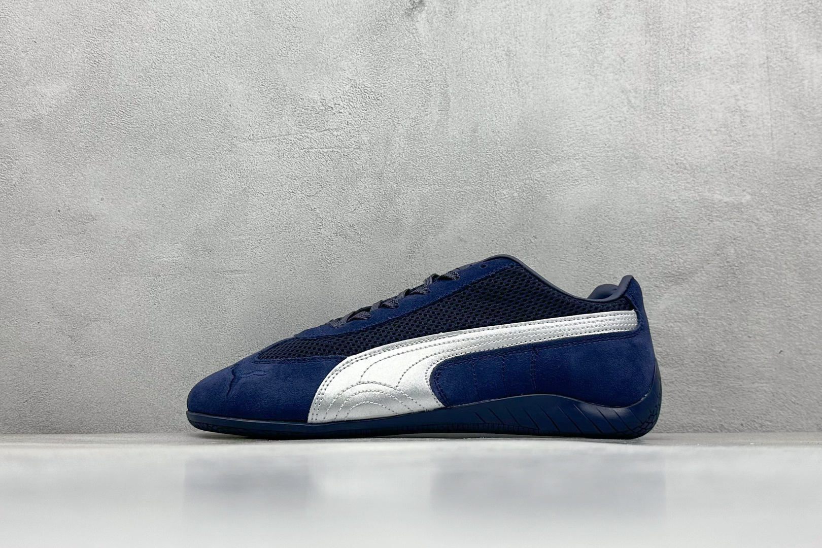 HY性价比Puma Speedcet OG 彪马低帮复古运动休闲赛车跑鞋 以趣味十足又前卫复古的设计引领潮流，将赛道精神融入街头时尚，开启前卫竞速之旅。融入经典配色，主打前卫复古风。鞋款的鞋侧以复古的流线造型，缀以经典Logo，巧妙吸睛；麂皮+网眼融合舒适鞋面，赋予了独特的个性美学，演绎赛车的无尽能量。 货号：405355-05 尺码：36-45-选品中心