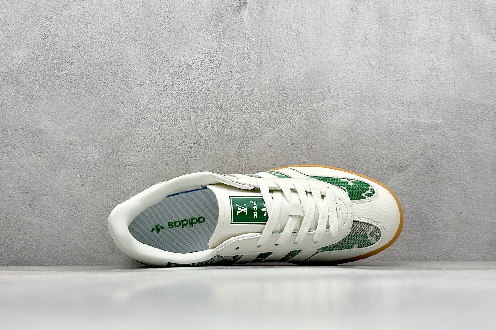 图片[3]-SC版AD SAMBA OG x Louis Vuitton 白绿 该鞋款鞋面采用多种材料拼接(缝/车线) Superstar系列又备受众多滑板爱好者的青睐 这款Superstar经典鞋 沿用50年来的贝壳鞋头样式 继往开来 采用皮革鞋面和浑厚全包大底设计 烫金徽标伴你在滑板上留下“流星”般绚丽的轨迹 货号： SC9207-733 尺码： 36 36.5 37.5 38 38.5 39 40 40.5 41 42 42.5 43 44 44.5 45-选品中心