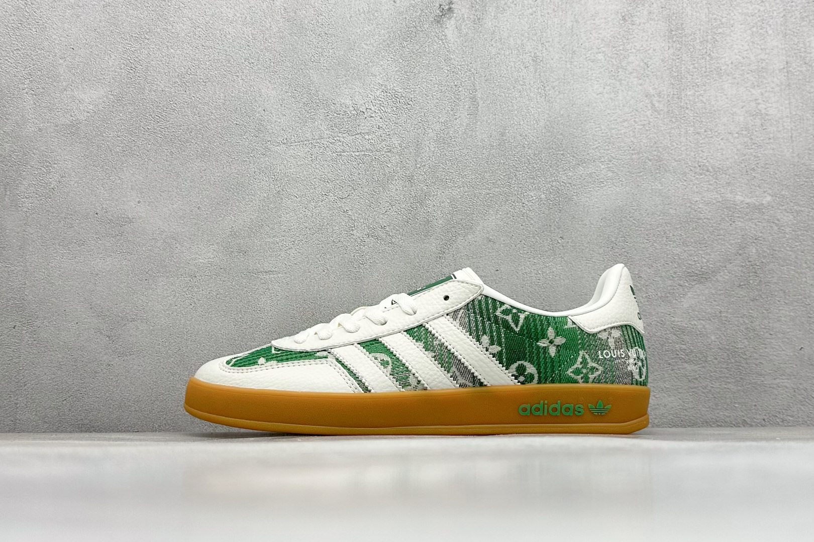 SC版AD SAMBA OG x Louis Vuitton 白绿 该鞋款鞋面采用多种材料拼接(缝/车线) Superstar系列又备受众多滑板爱好者的青睐 这款Superstar经典鞋 沿用50年来的贝壳鞋头样式 继往开来 采用皮革鞋面和浑厚全包大底设计 烫金徽标伴你在滑板上留下“流星”般绚丽的轨迹 货号： SC9207-733 尺码： 36 36.5 37.5 38 38.5 39 40 40.5 41 42 42.5 43 44 44.5 45-选品中心