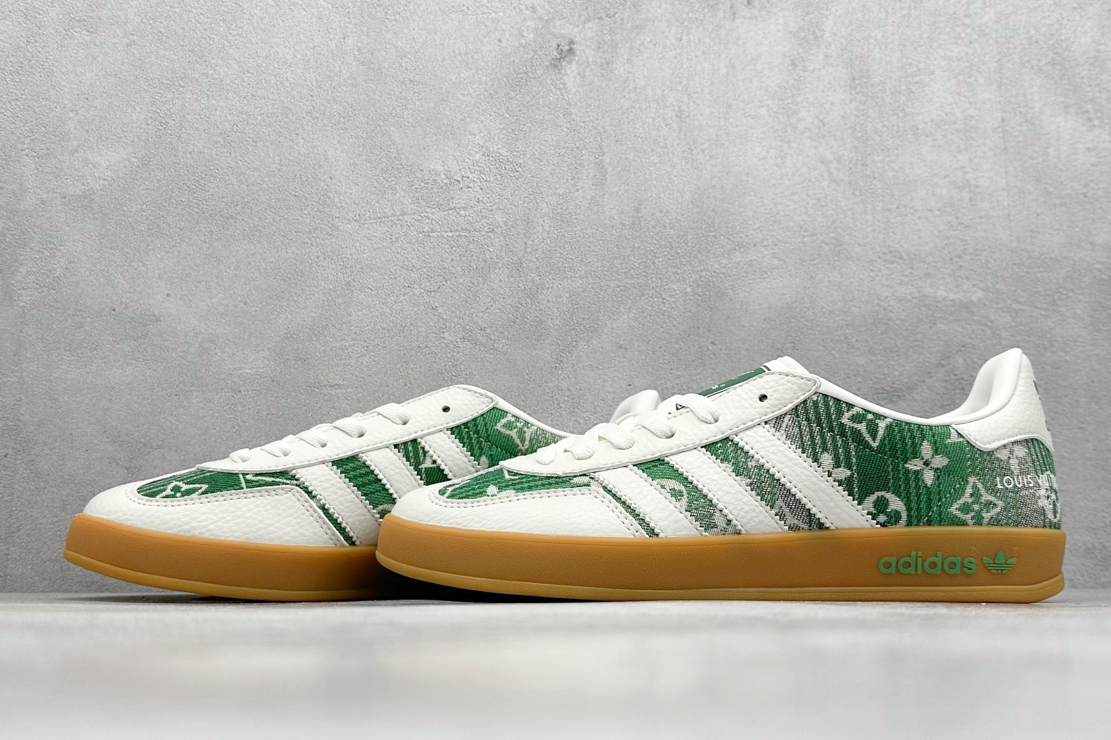 图片[5]-SC版AD SAMBA OG x Louis Vuitton 白绿 该鞋款鞋面采用多种材料拼接(缝/车线) Superstar系列又备受众多滑板爱好者的青睐 这款Superstar经典鞋 沿用50年来的贝壳鞋头样式 继往开来 采用皮革鞋面和浑厚全包大底设计 烫金徽标伴你在滑板上留下“流星”般绚丽的轨迹 货号： SC9207-733 尺码： 36 36.5 37.5 38 38.5 39 40 40.5 41 42 42.5 43 44 44.5 45-选品中心