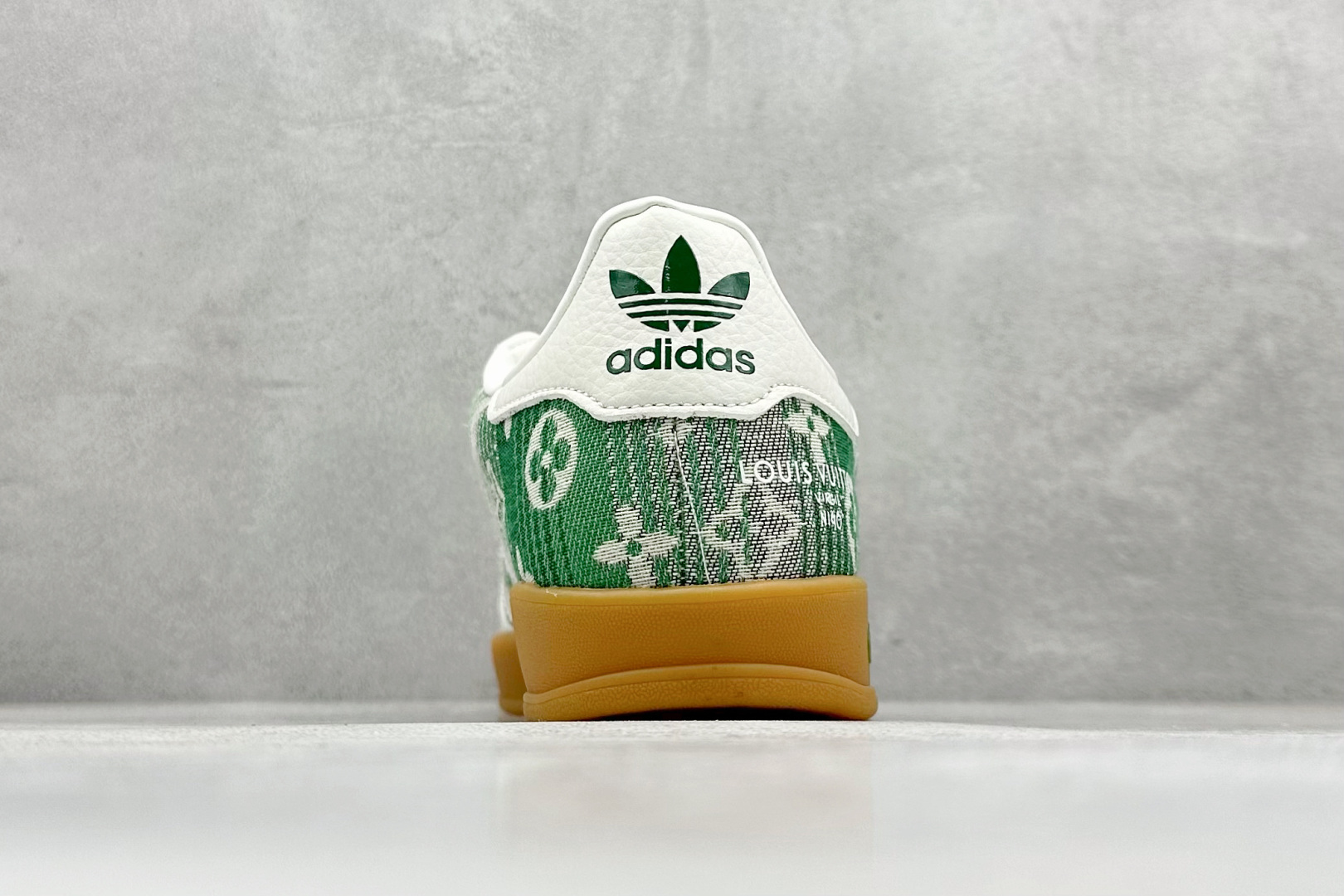 图片[6]-SC版AD SAMBA OG x Louis Vuitton 白绿 该鞋款鞋面采用多种材料拼接(缝/车线) Superstar系列又备受众多滑板爱好者的青睐 这款Superstar经典鞋 沿用50年来的贝壳鞋头样式 继往开来 采用皮革鞋面和浑厚全包大底设计 烫金徽标伴你在滑板上留下“流星”般绚丽的轨迹 货号： SC9207-733 尺码： 36 36.5 37.5 38 38.5 39 40 40.5 41 42 42.5 43 44 44.5 45-选品中心