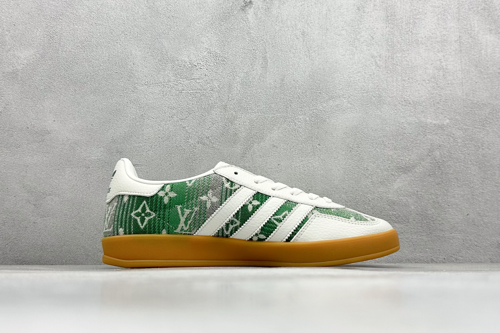 图片[2]-SC版AD SAMBA OG x Louis Vuitton 白绿 该鞋款鞋面采用多种材料拼接(缝/车线) Superstar系列又备受众多滑板爱好者的青睐 这款Superstar经典鞋 沿用50年来的贝壳鞋头样式 继往开来 采用皮革鞋面和浑厚全包大底设计 烫金徽标伴你在滑板上留下“流星”般绚丽的轨迹 货号： SC9207-733 尺码： 36 36.5 37.5 38 38.5 39 40 40.5 41 42 42.5 43 44 44.5 45-选品中心