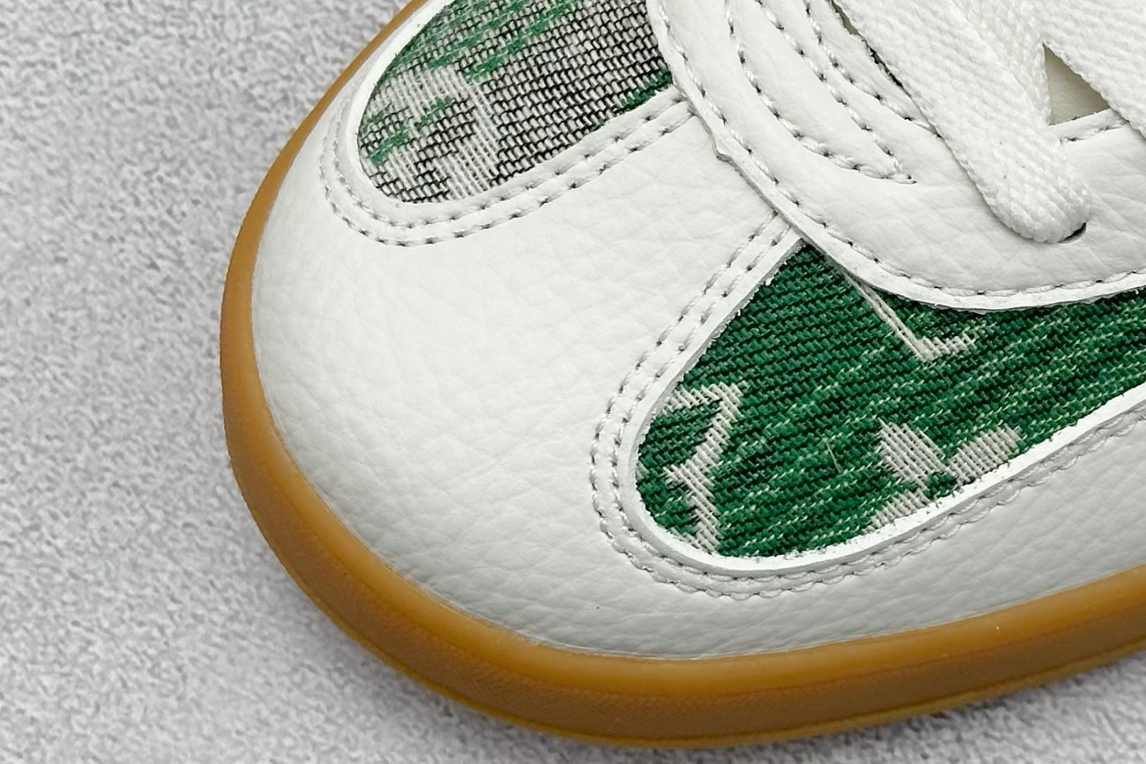 图片[7]-SC版AD SAMBA OG x Louis Vuitton 白绿 该鞋款鞋面采用多种材料拼接(缝/车线) Superstar系列又备受众多滑板爱好者的青睐 这款Superstar经典鞋 沿用50年来的贝壳鞋头样式 继往开来 采用皮革鞋面和浑厚全包大底设计 烫金徽标伴你在滑板上留下“流星”般绚丽的轨迹 货号： SC9207-733 尺码： 36 36.5 37.5 38 38.5 39 40 40.5 41 42 42.5 43 44 44.5 45-选品中心