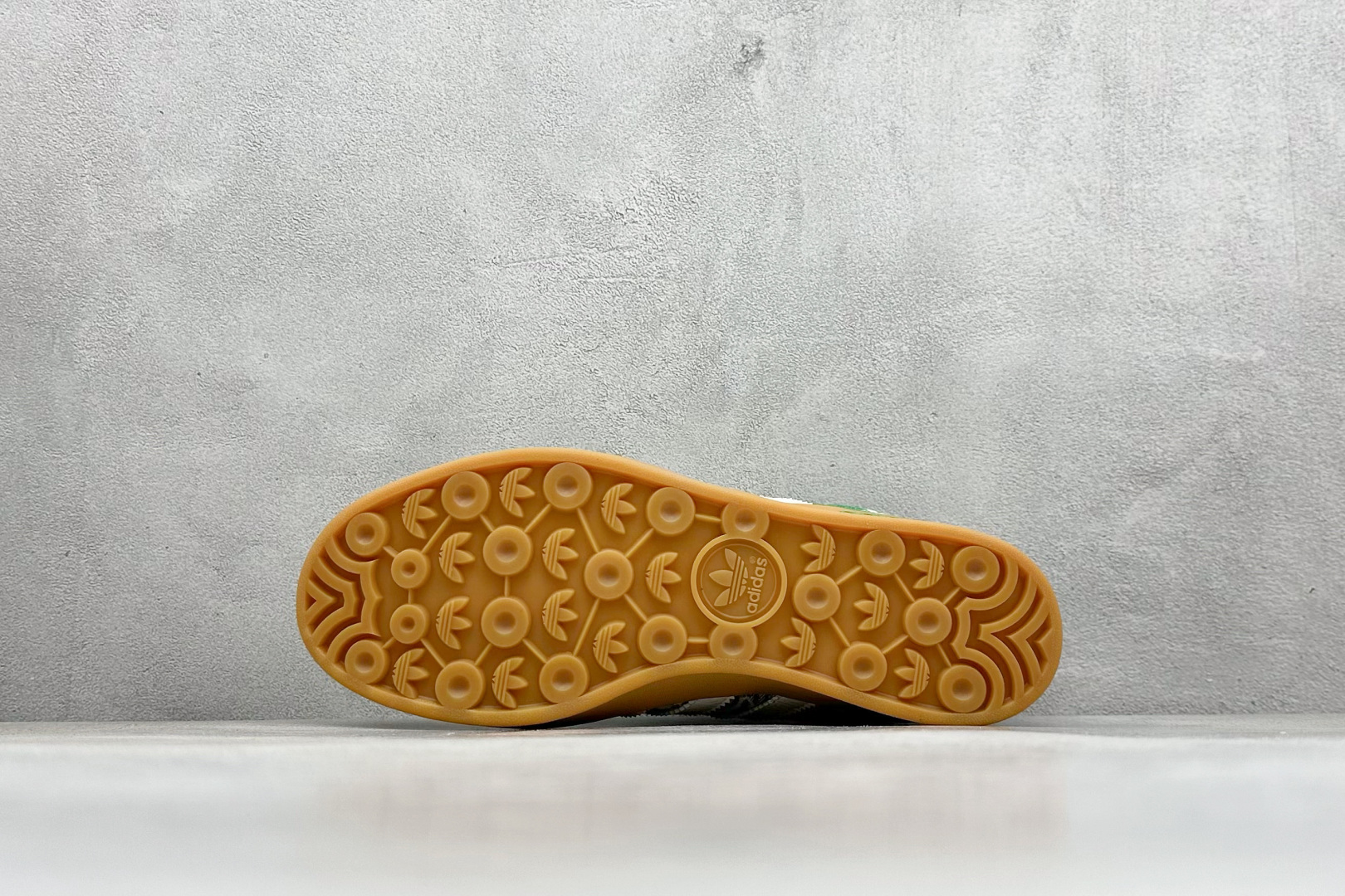 图片[4]-SC版AD SAMBA OG x Louis Vuitton 白绿 该鞋款鞋面采用多种材料拼接(缝/车线) Superstar系列又备受众多滑板爱好者的青睐 这款Superstar经典鞋 沿用50年来的贝壳鞋头样式 继往开来 采用皮革鞋面和浑厚全包大底设计 烫金徽标伴你在滑板上留下“流星”般绚丽的轨迹 货号： SC9207-733 尺码： 36 36.5 37.5 38 38.5 39 40 40.5 41 42 42.5 43 44 44.5 45-选品中心