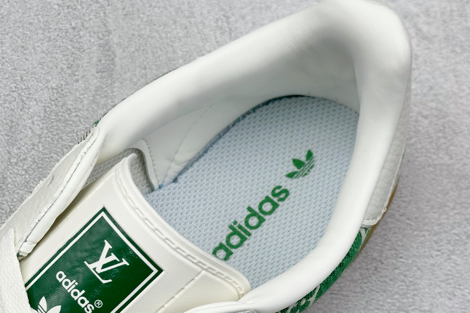 图片[8]-SC版AD SAMBA OG x Louis Vuitton 白绿 该鞋款鞋面采用多种材料拼接(缝/车线) Superstar系列又备受众多滑板爱好者的青睐 这款Superstar经典鞋 沿用50年来的贝壳鞋头样式 继往开来 采用皮革鞋面和浑厚全包大底设计 烫金徽标伴你在滑板上留下“流星”般绚丽的轨迹 货号： SC9207-733 尺码： 36 36.5 37.5 38 38.5 39 40 40.5 41 42 42.5 43 44 44.5 45-选品中心