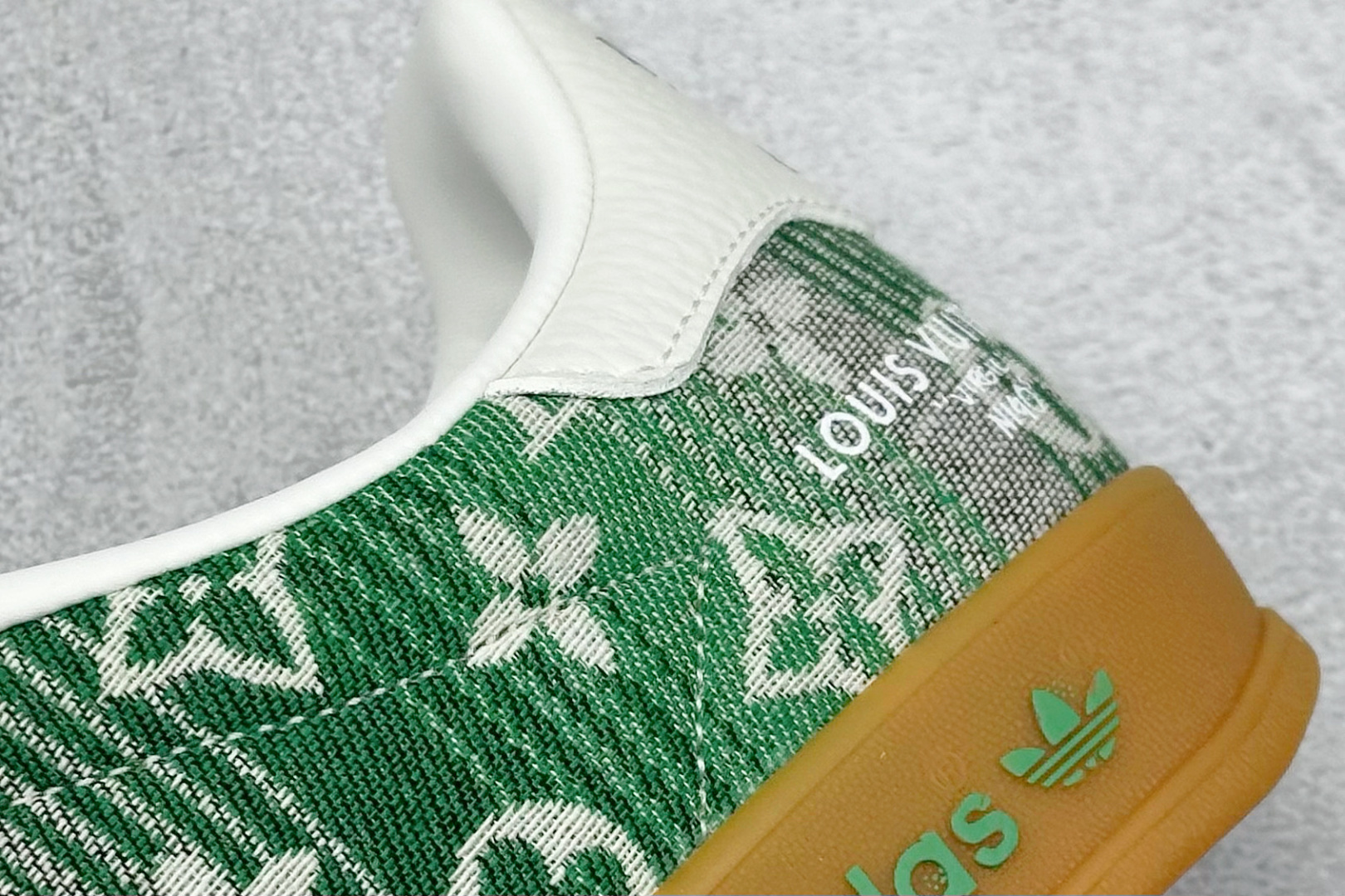 图片[9]-SC版AD SAMBA OG x Louis Vuitton 白绿 该鞋款鞋面采用多种材料拼接(缝/车线) Superstar系列又备受众多滑板爱好者的青睐 这款Superstar经典鞋 沿用50年来的贝壳鞋头样式 继往开来 采用皮革鞋面和浑厚全包大底设计 烫金徽标伴你在滑板上留下“流星”般绚丽的轨迹 货号： SC9207-733 尺码： 36 36.5 37.5 38 38.5 39 40 40.5 41 42 42.5 43 44 44.5 45-选品中心