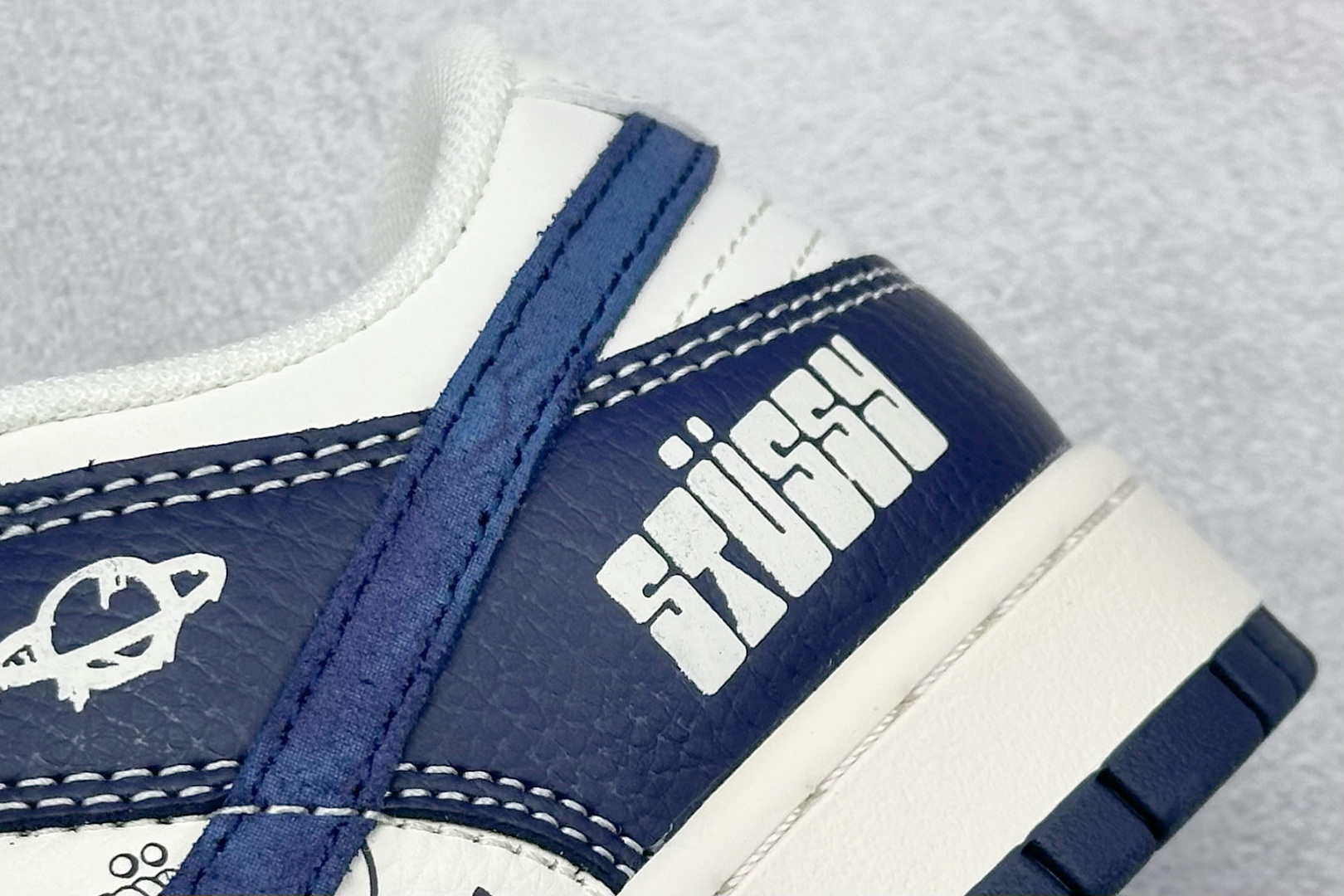 图片[9]-XC版Nike SB Dunk Low 斯图西联名 周年高端定制 低帮休闲板鞋  #定制鞋盒 大厂纯原品质出货 超高清洁度 皮料切割干净无任何毛边 细节完美   货号：XS6089-589 尺码：36 36.5 37.5 38 38.5 39 40 40.5 41 42 42.5 43 44 44.5 45-选品中心